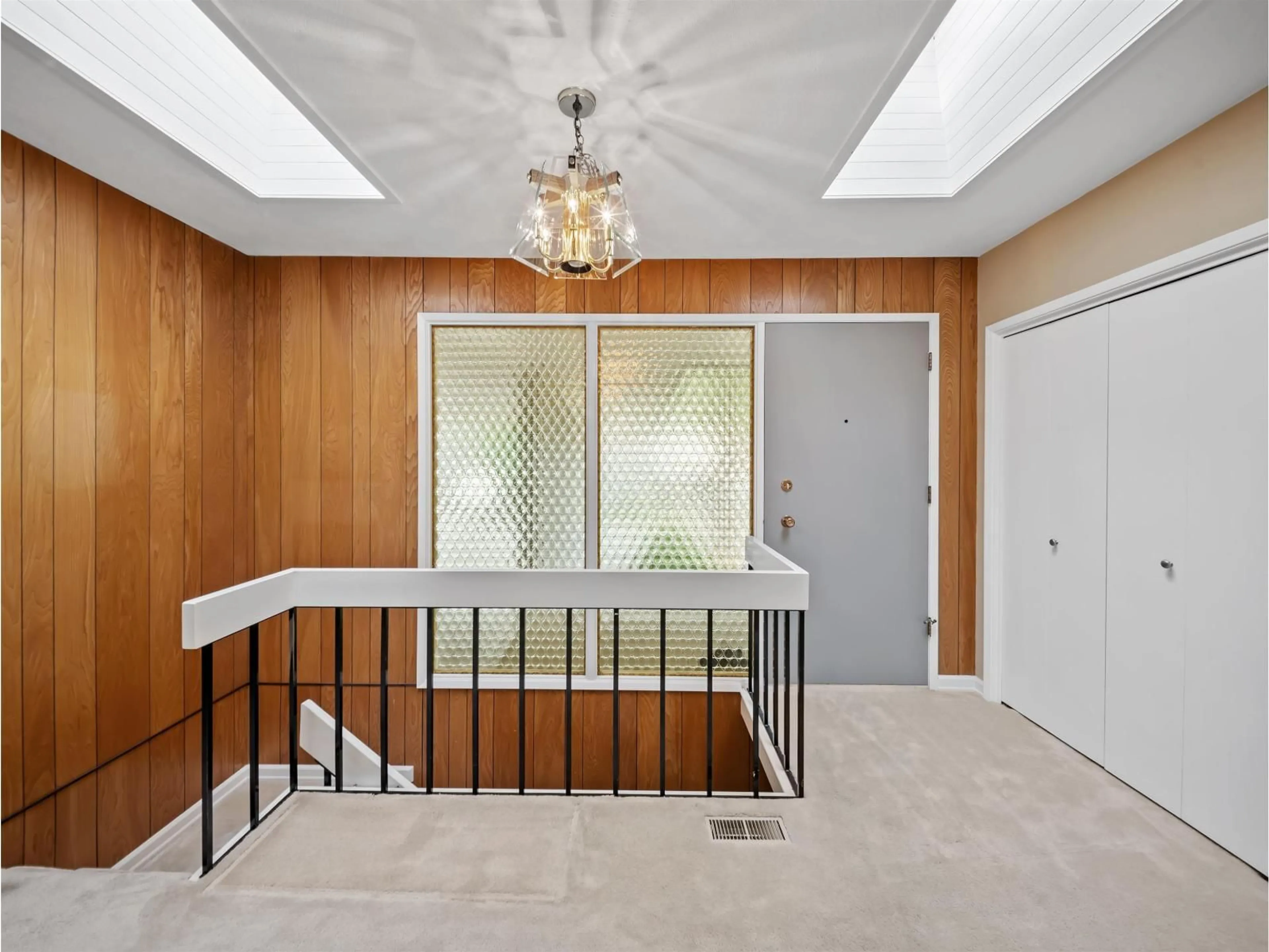 Indoor foyer for 34206 WOODBINE CRESCENT, Abbotsford British Columbia V2S2R5