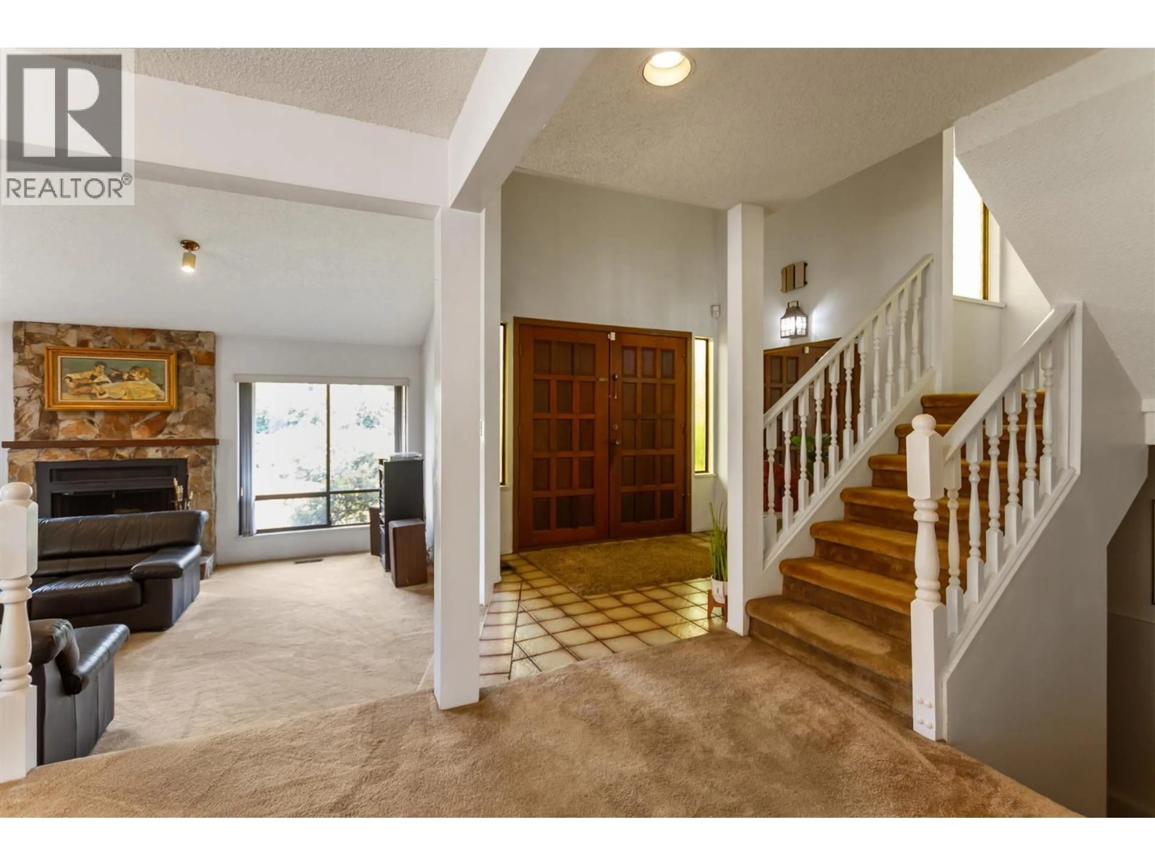 Indoor foyer for 1632 NANAIMO STREET, New Westminster British Columbia V3K4E7