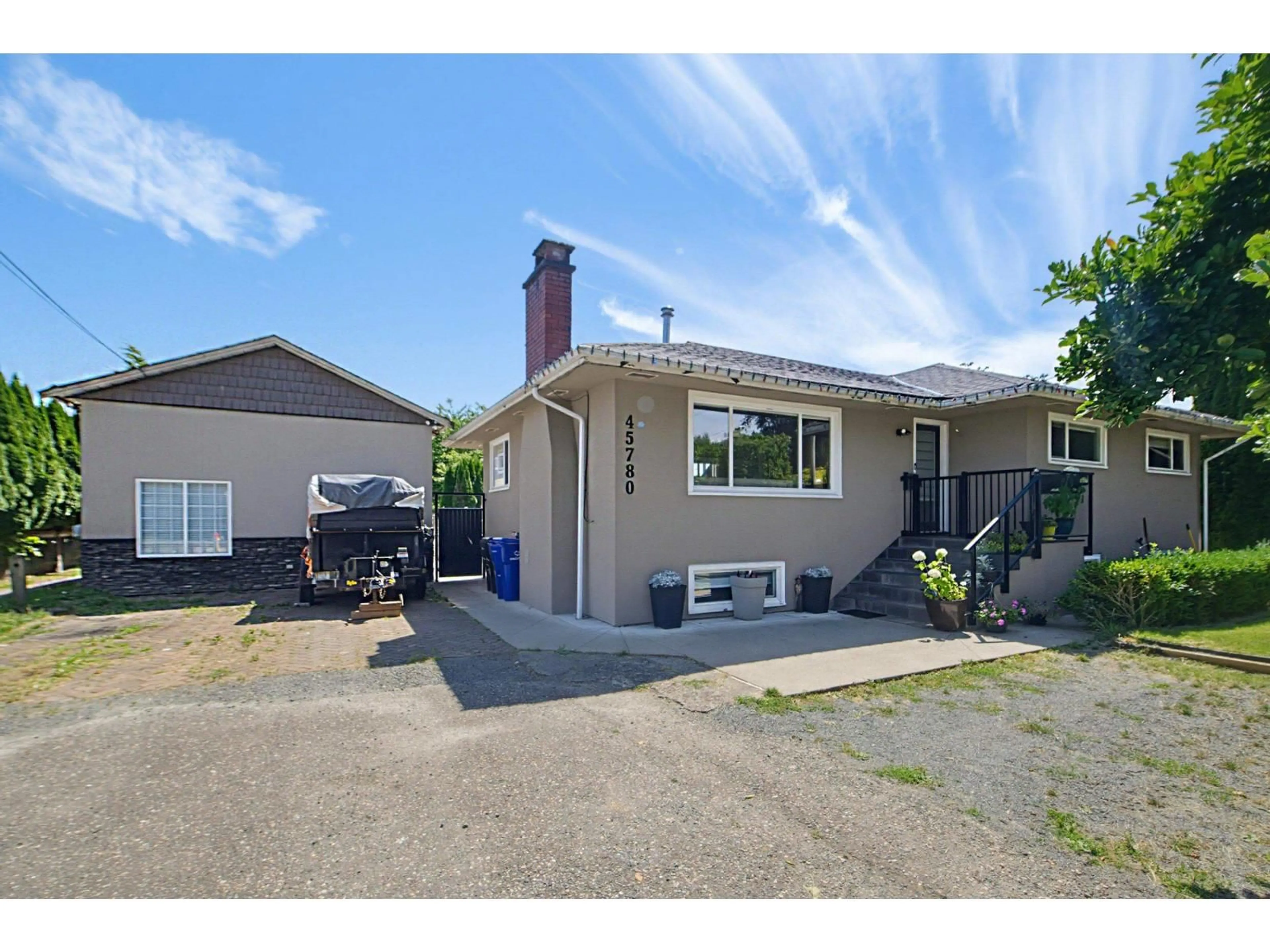 Home with vinyl exterior material, street for 45780 BERKELEY AVENUE, Chilliwack British Columbia V2P3N3