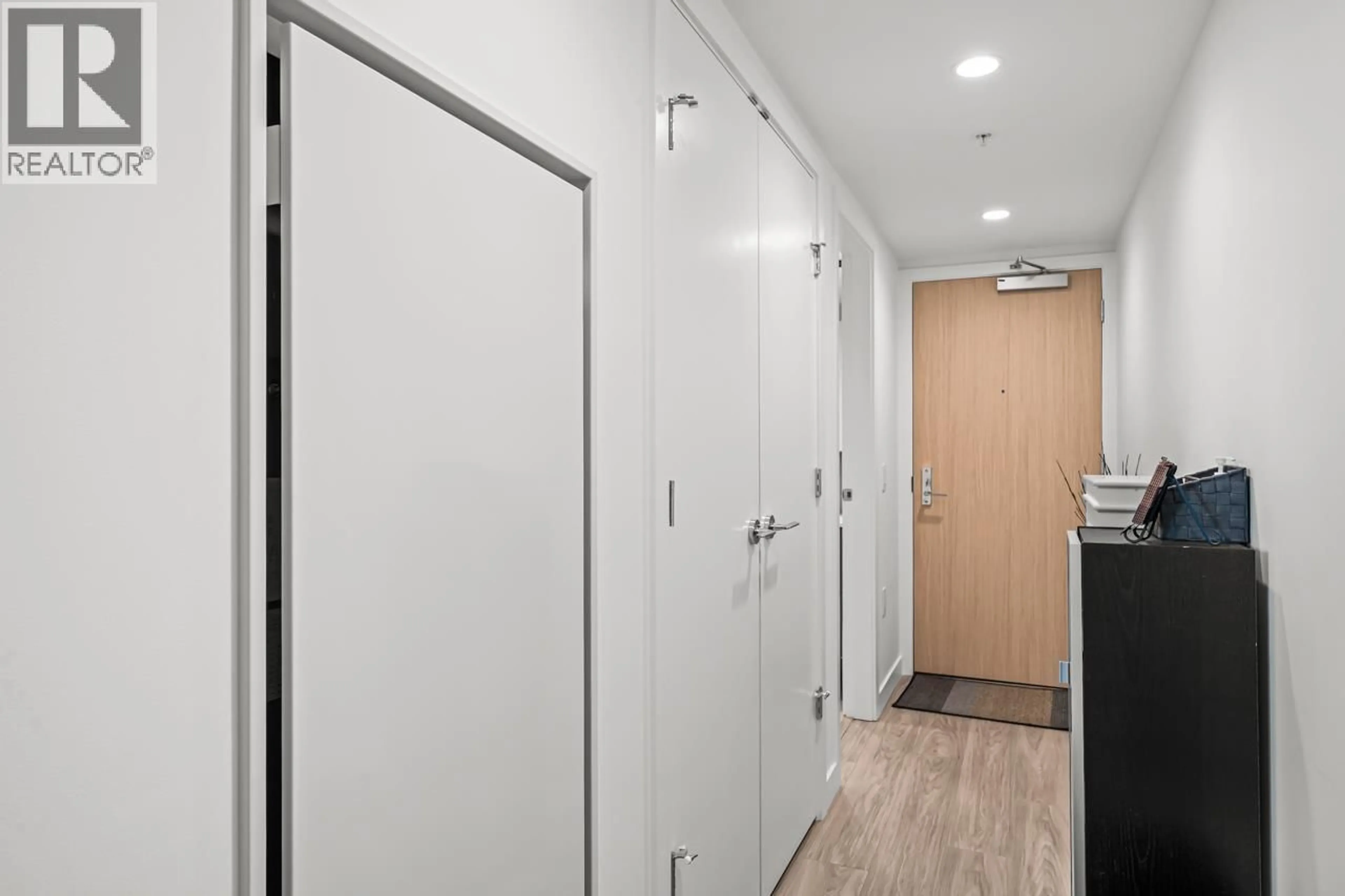 Indoor foyer for 1408 - 2135 SPRINGER AVENUE, Burnaby British Columbia V5B0C1
