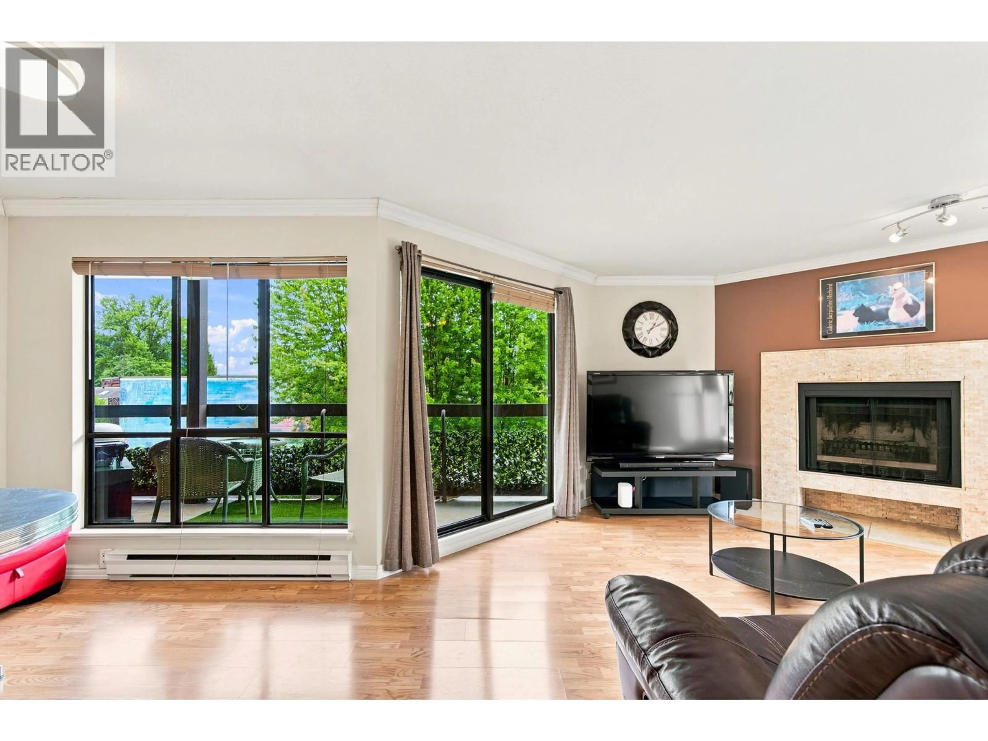 Living room with furniture, wood/laminate floor for 104 - 2181 PANORAMA DRIVE, North Vancouver British Columbia V7G1V3