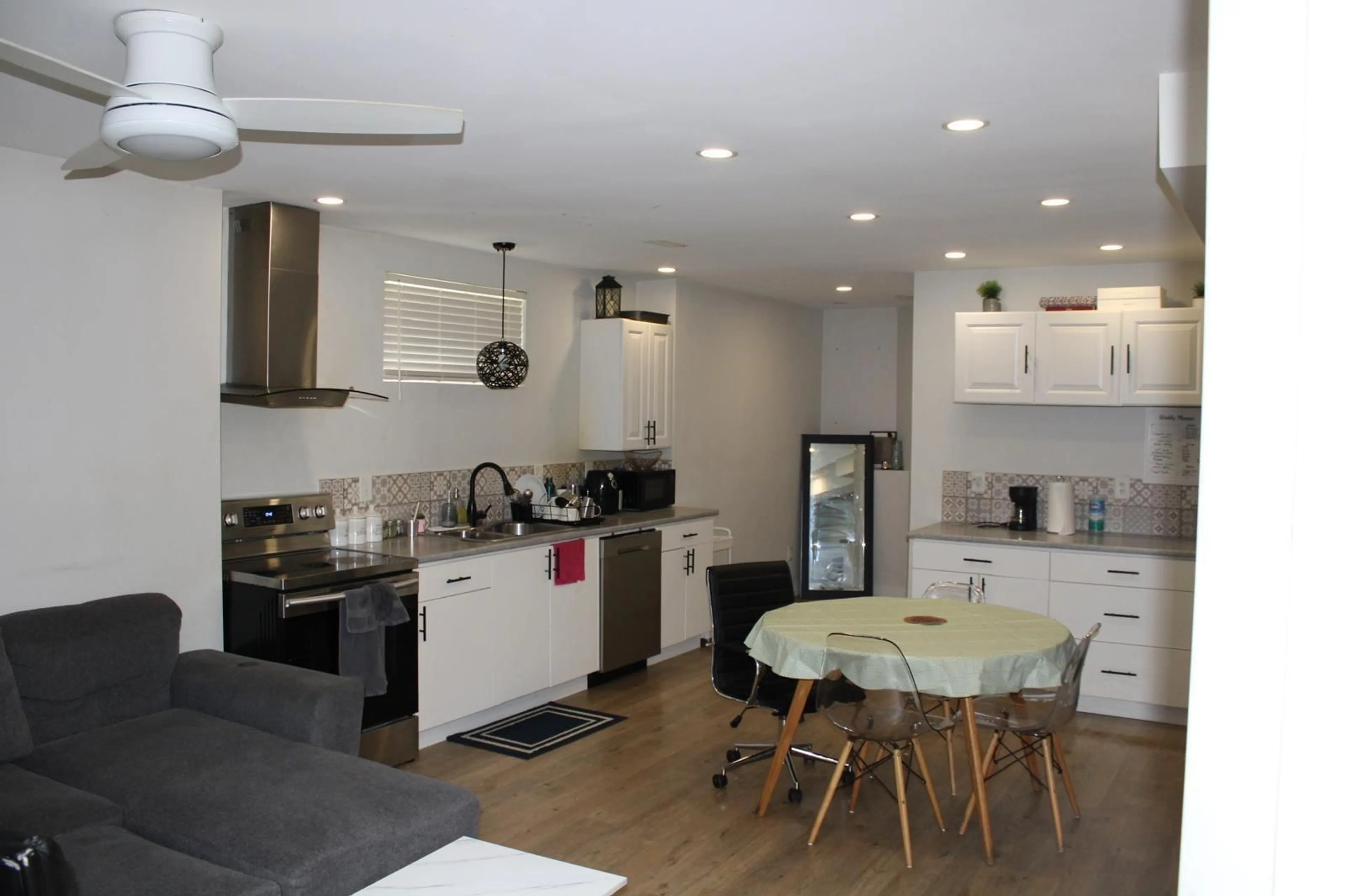 Open concept kitchen, unknown for 36381 COUNTRY PLACE, Abbotsford British Columbia V3G1M2