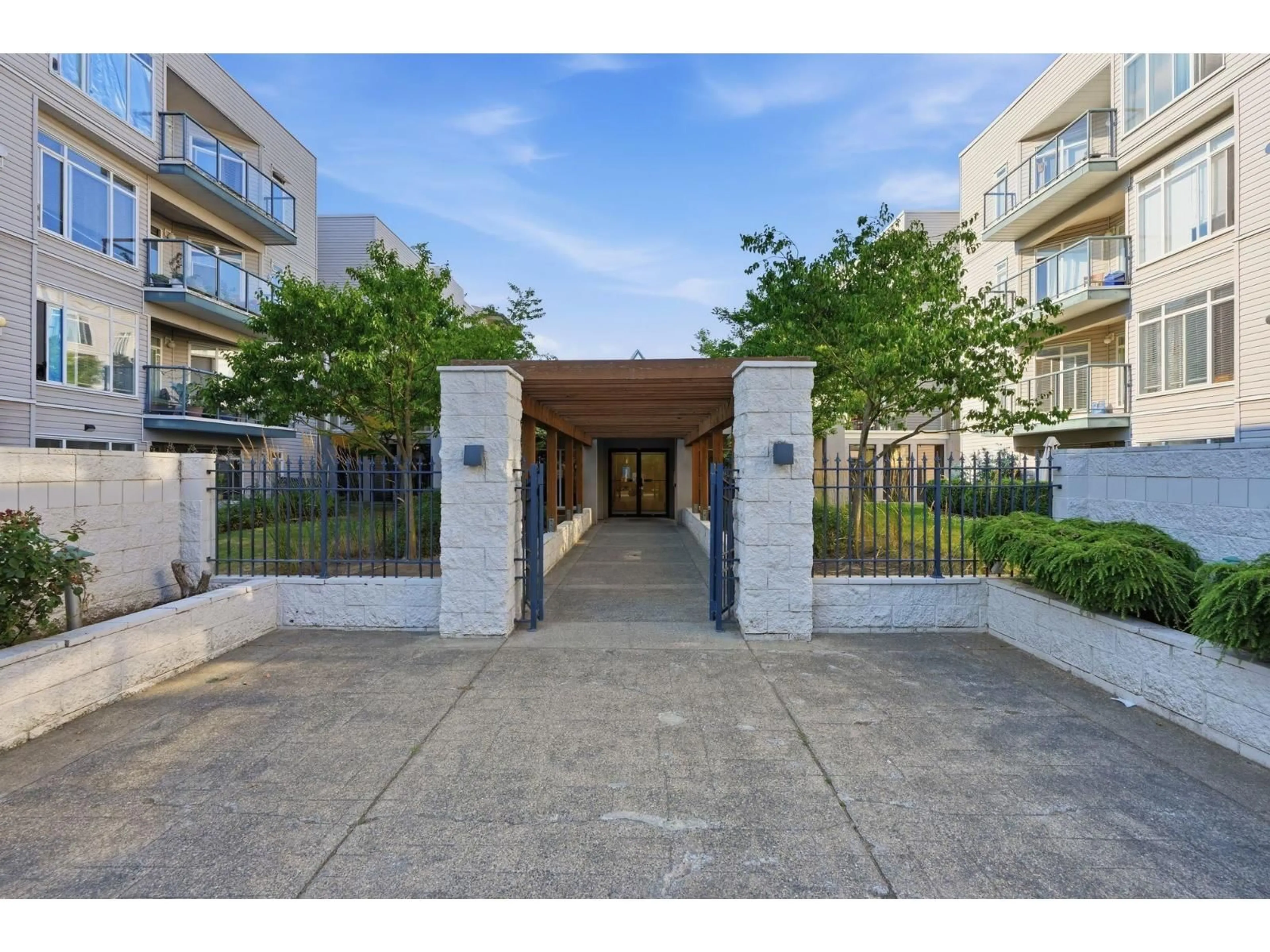 Indoor foyer for 213 - 32085 GEORGE FERGUSON WAY, Abbotsford British Columbia V2S2K7