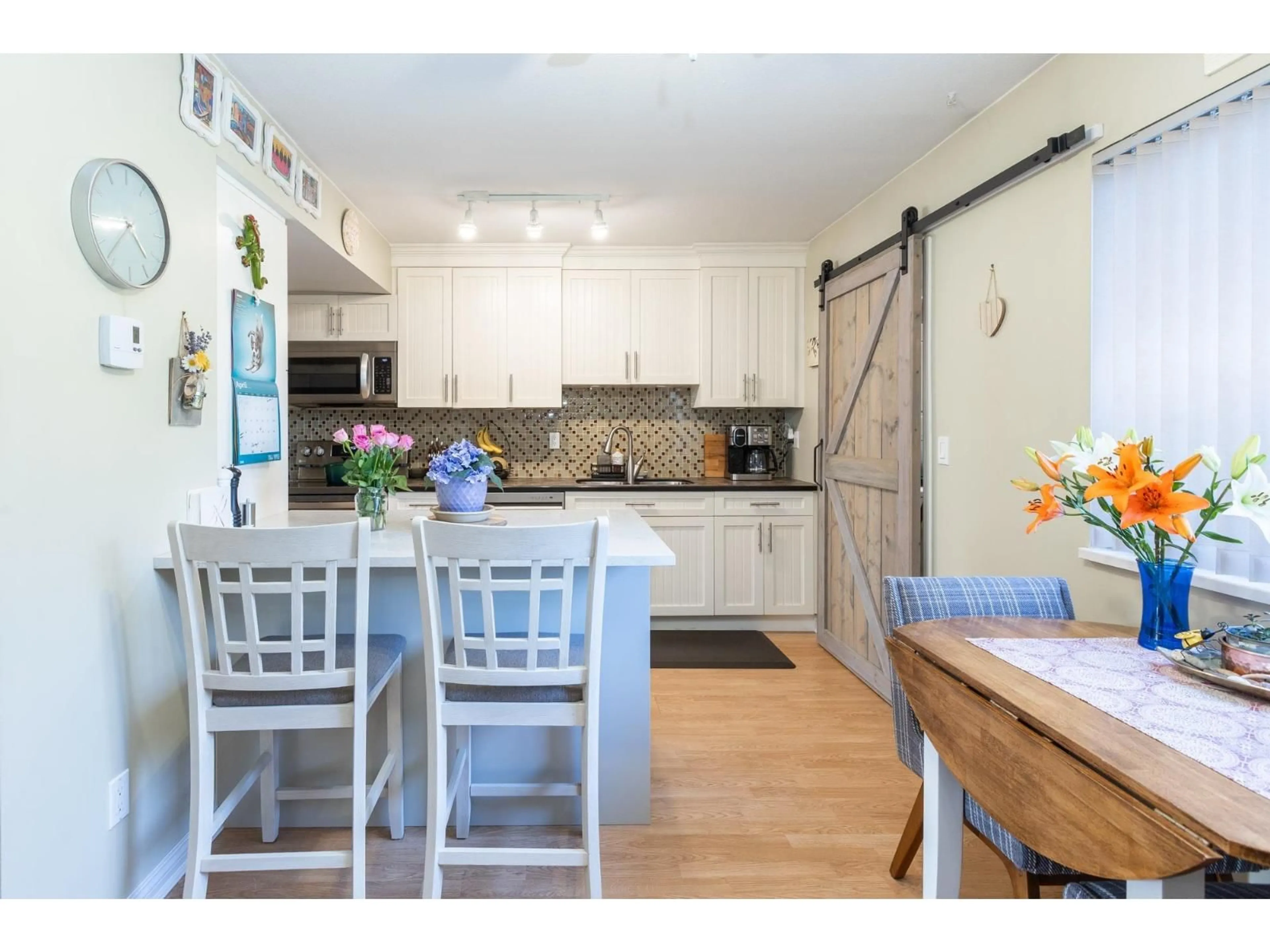 Open concept kitchen, wood/laminate floor for 102 - 27044 32 AVENUE, Langley British Columbia V4W3T1