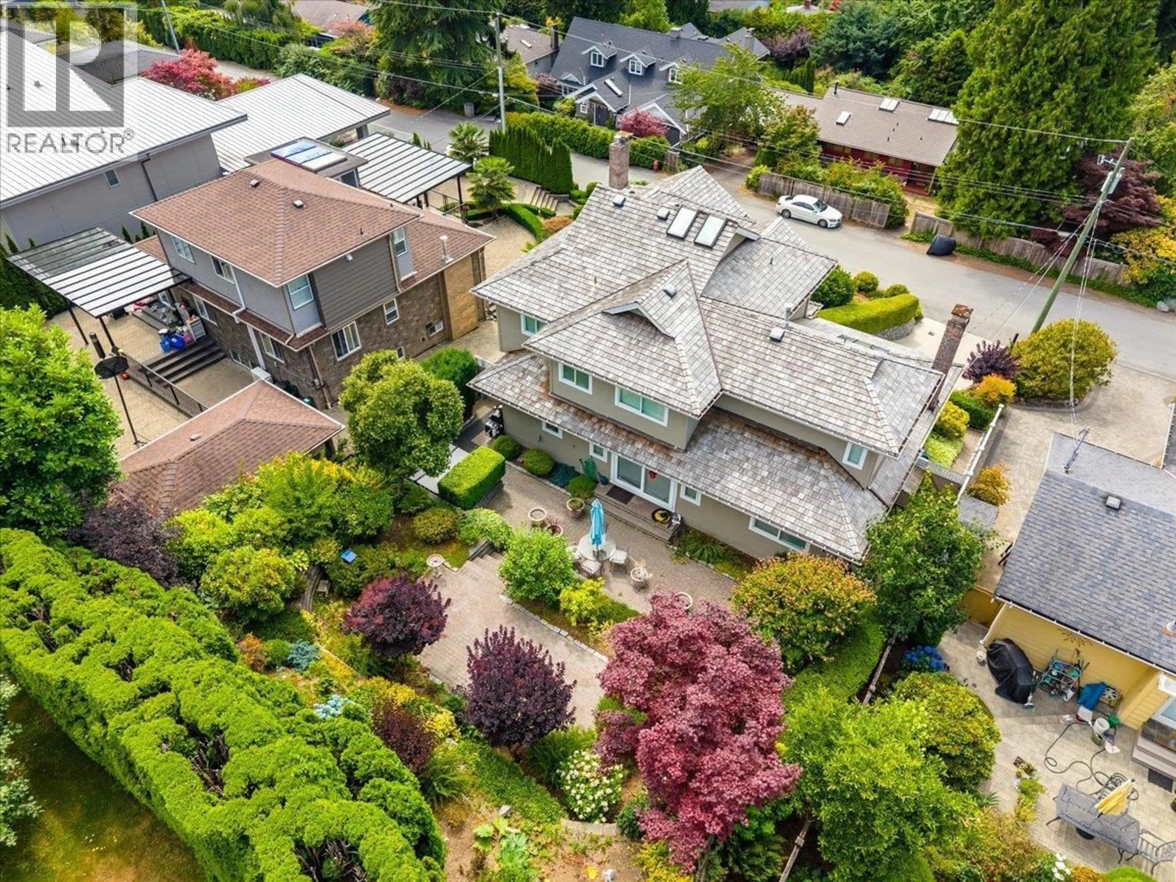 A pic from outside/outdoor area/front of a property/back of a property/a pic from drone, street for 990 LEYLAND STREET, West Vancouver British Columbia V7T2S4