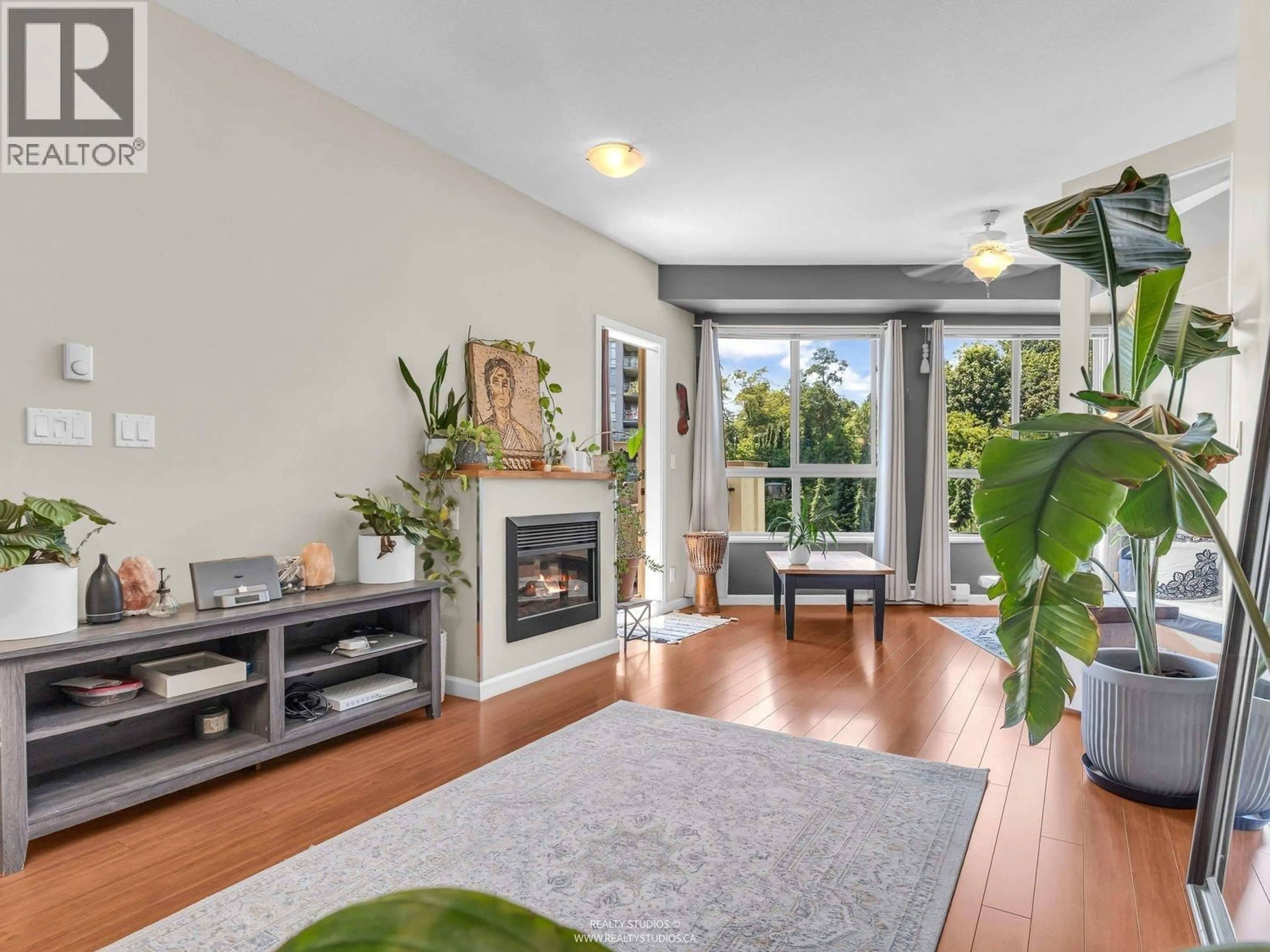 Living room with furniture, unknown for 285 ROSS DRIVE, New Westminster British Columbia V3L0B9