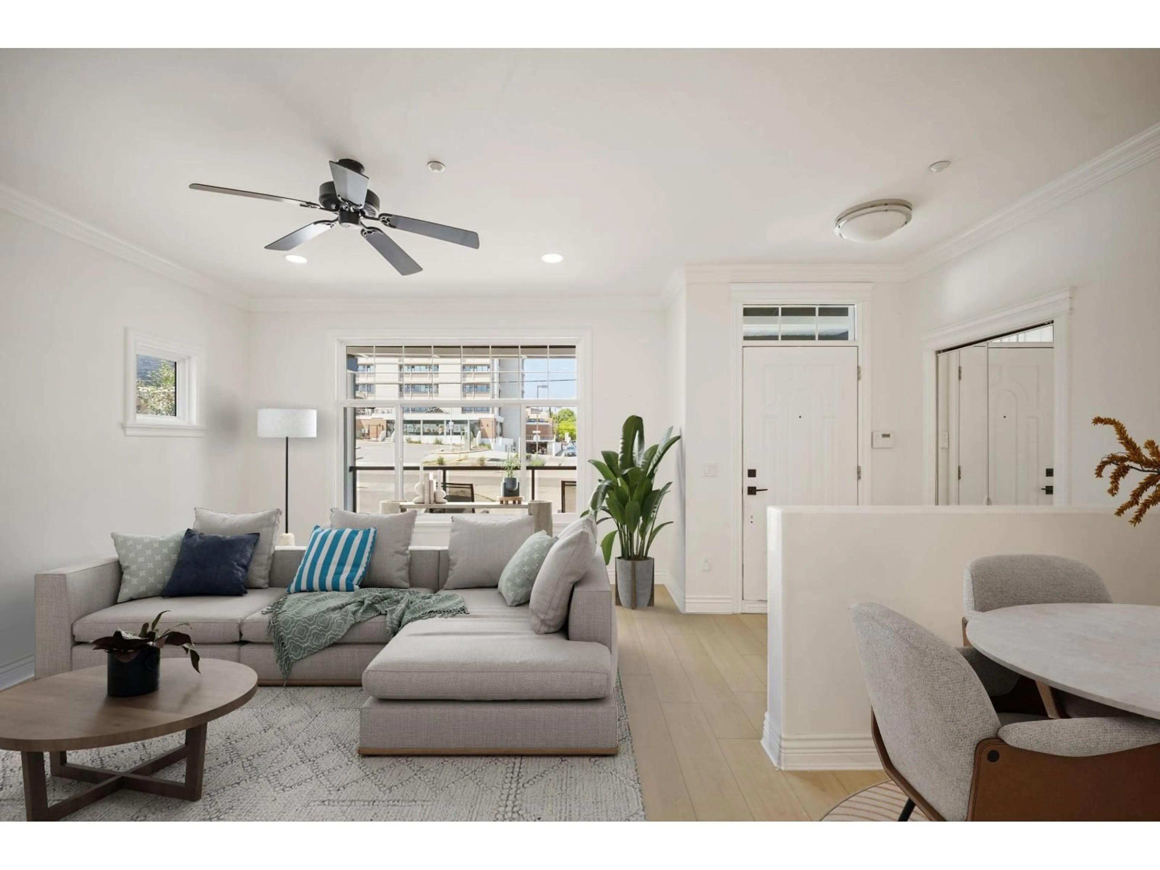 Living room with furniture, unknown for 15554 RUSSELL AVENUE, White Rock British Columbia V4B2R3