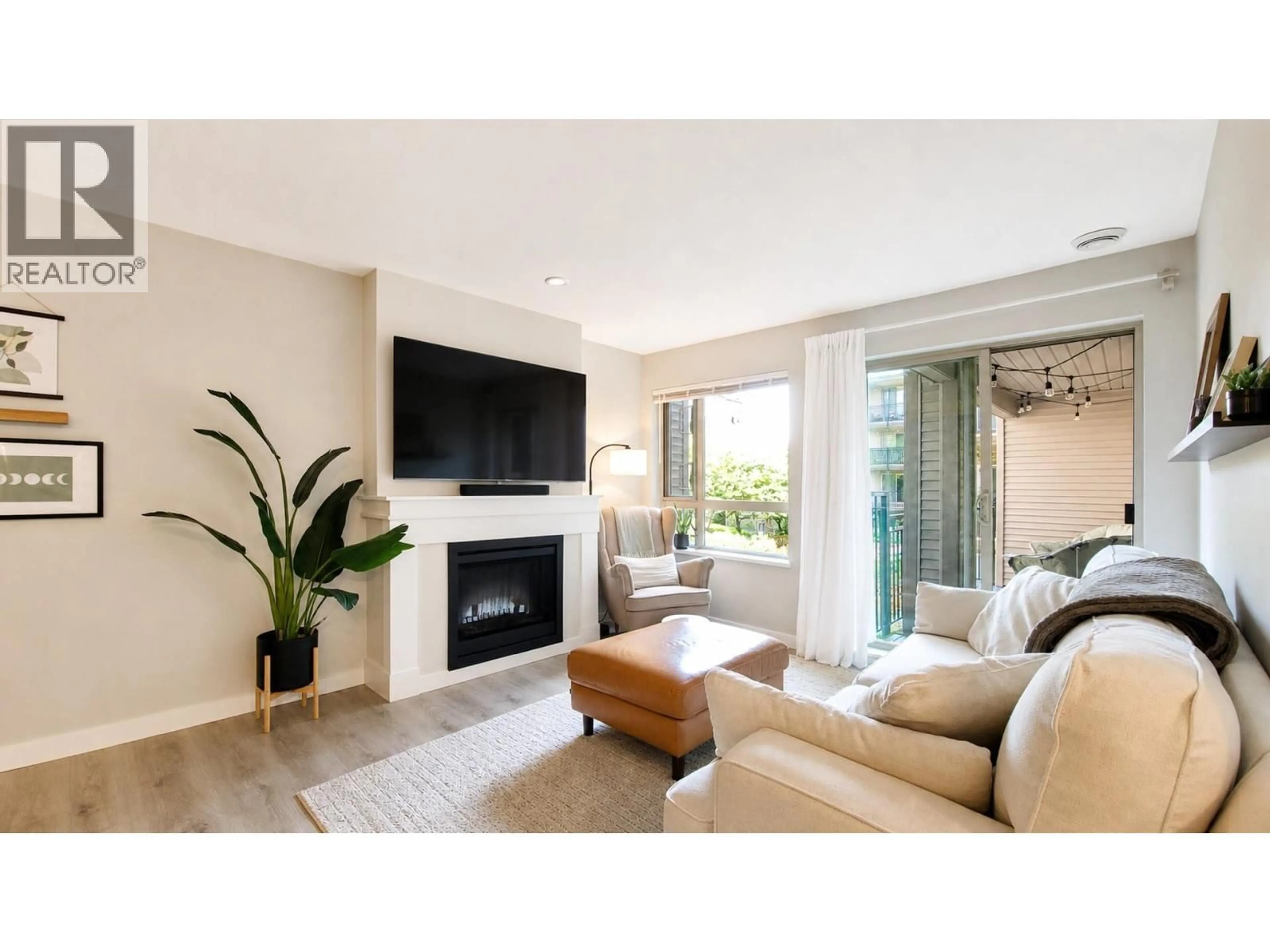 Living room with furniture, wood/laminate floor for 210 - 3105 LINCOLN AVENUE, Coquitlam British Columbia V3B0E1
