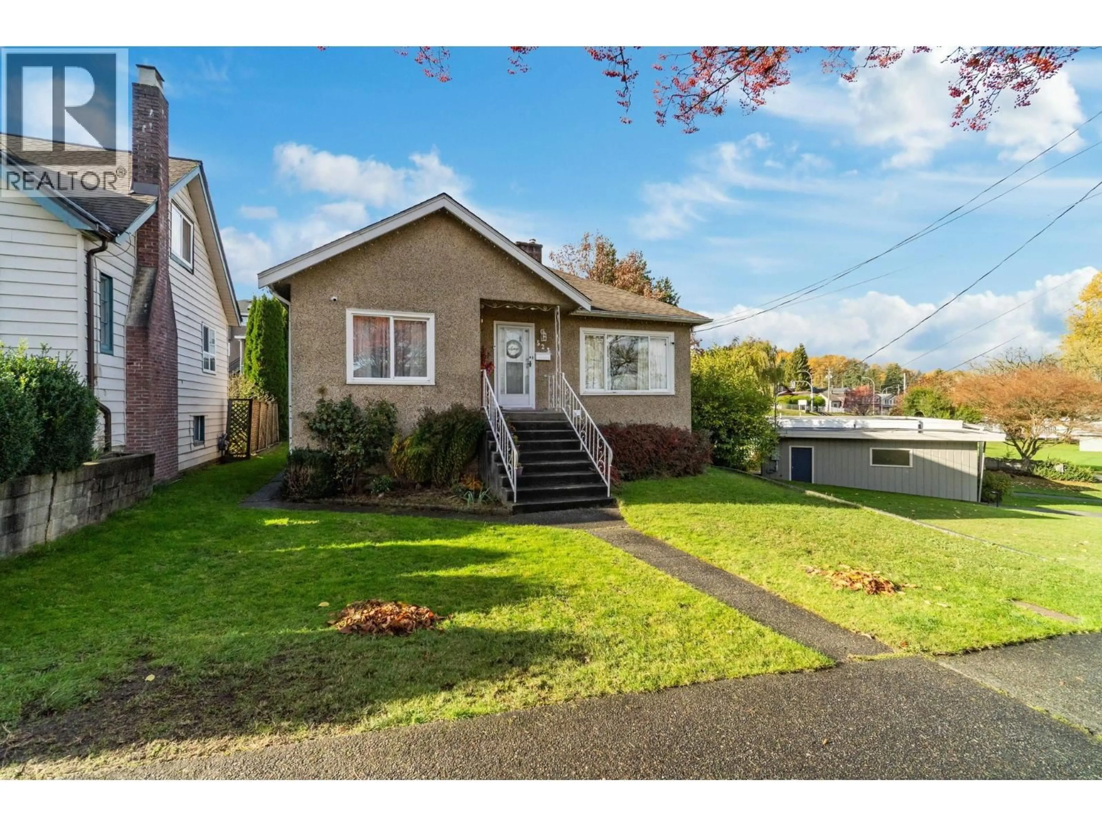Home with vinyl exterior material, street for 523 KELLY STREET, New Westminster British Columbia V3L3V1