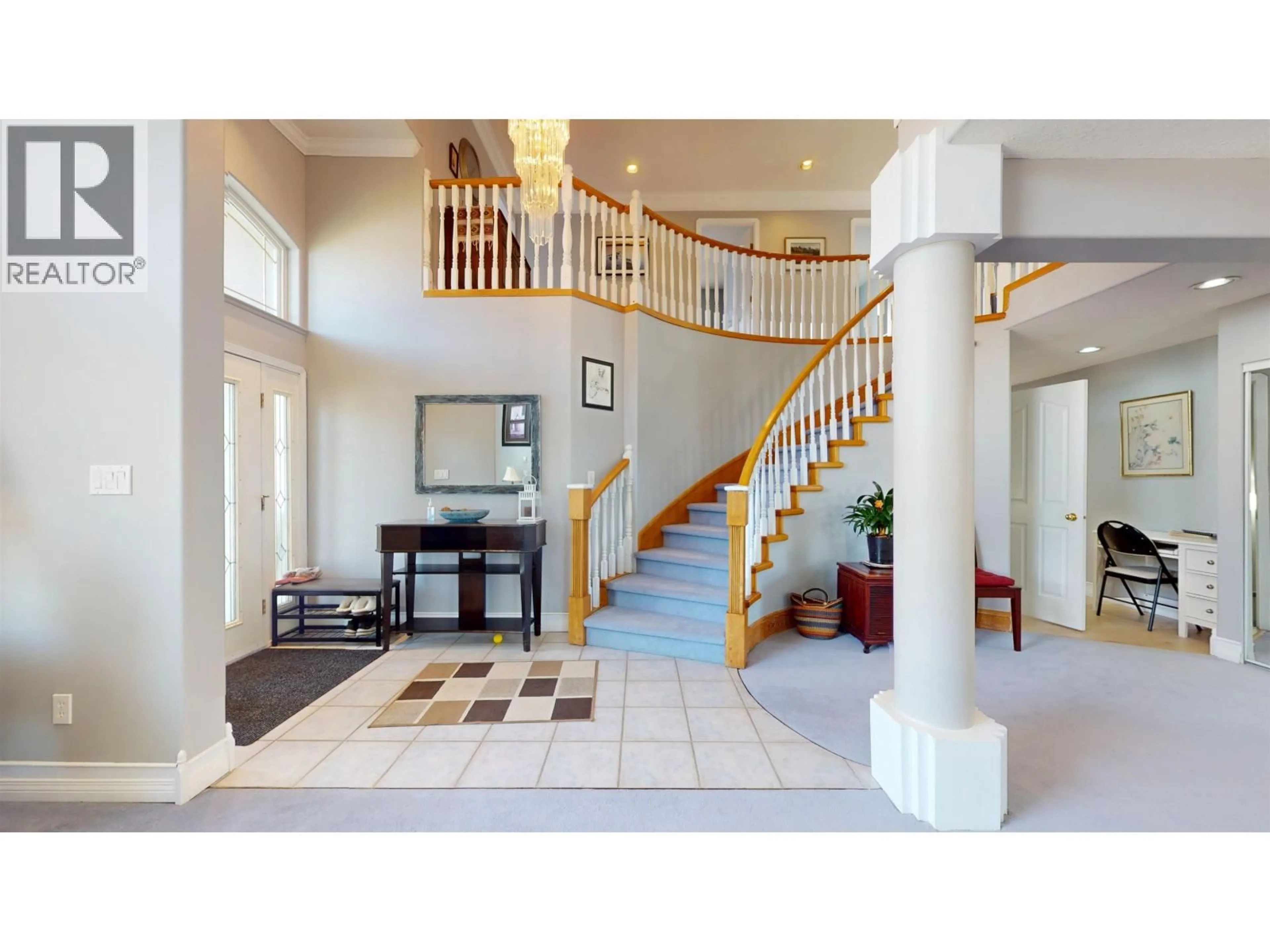 Indoor foyer for 1985 GOOLD ROAD, Houston British Columbia V0J1Z0