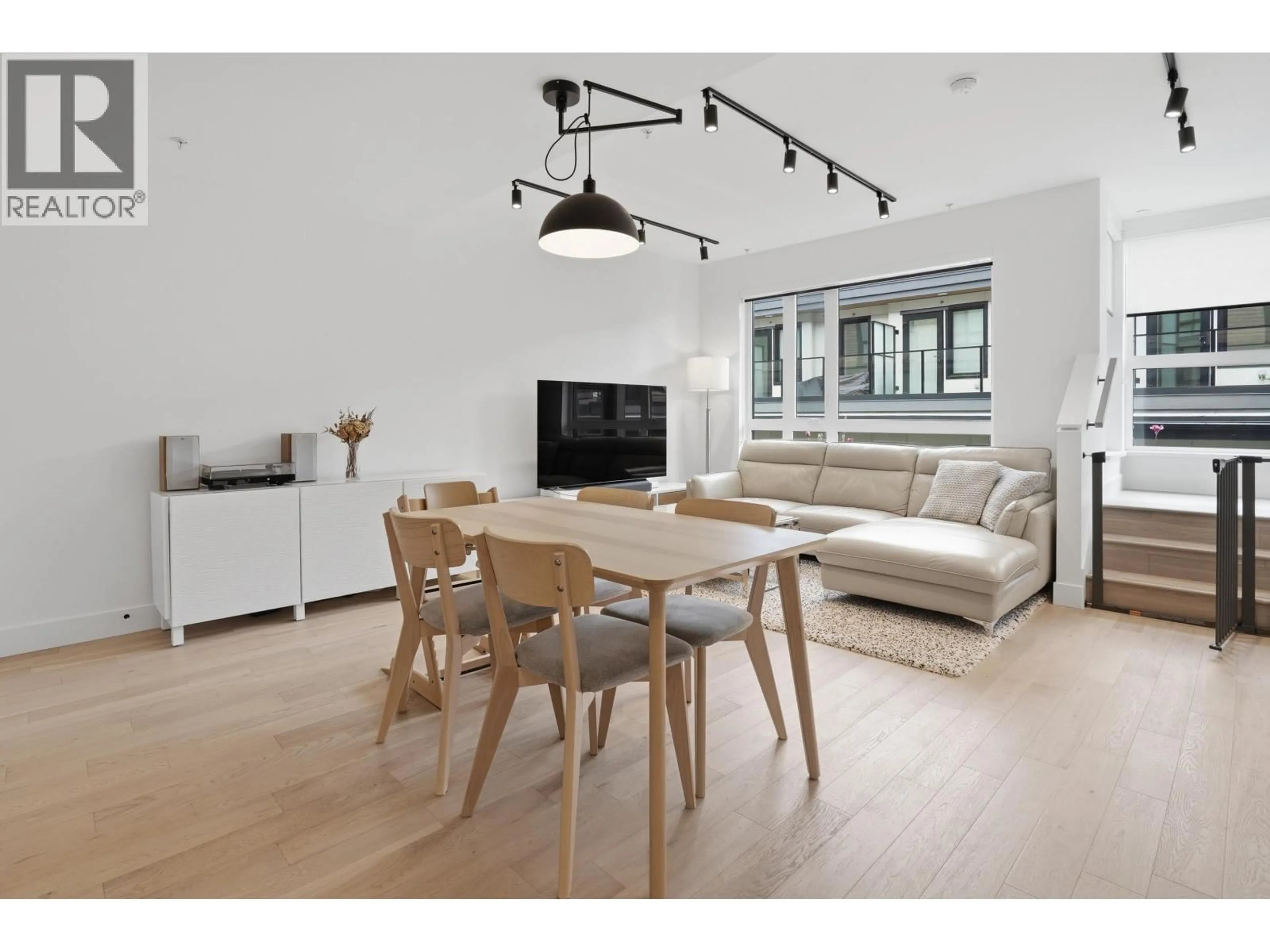 Living room with furniture, wood/laminate floor for 3960 DUMFRIES STREET, Vancouver British Columbia V5N0J1