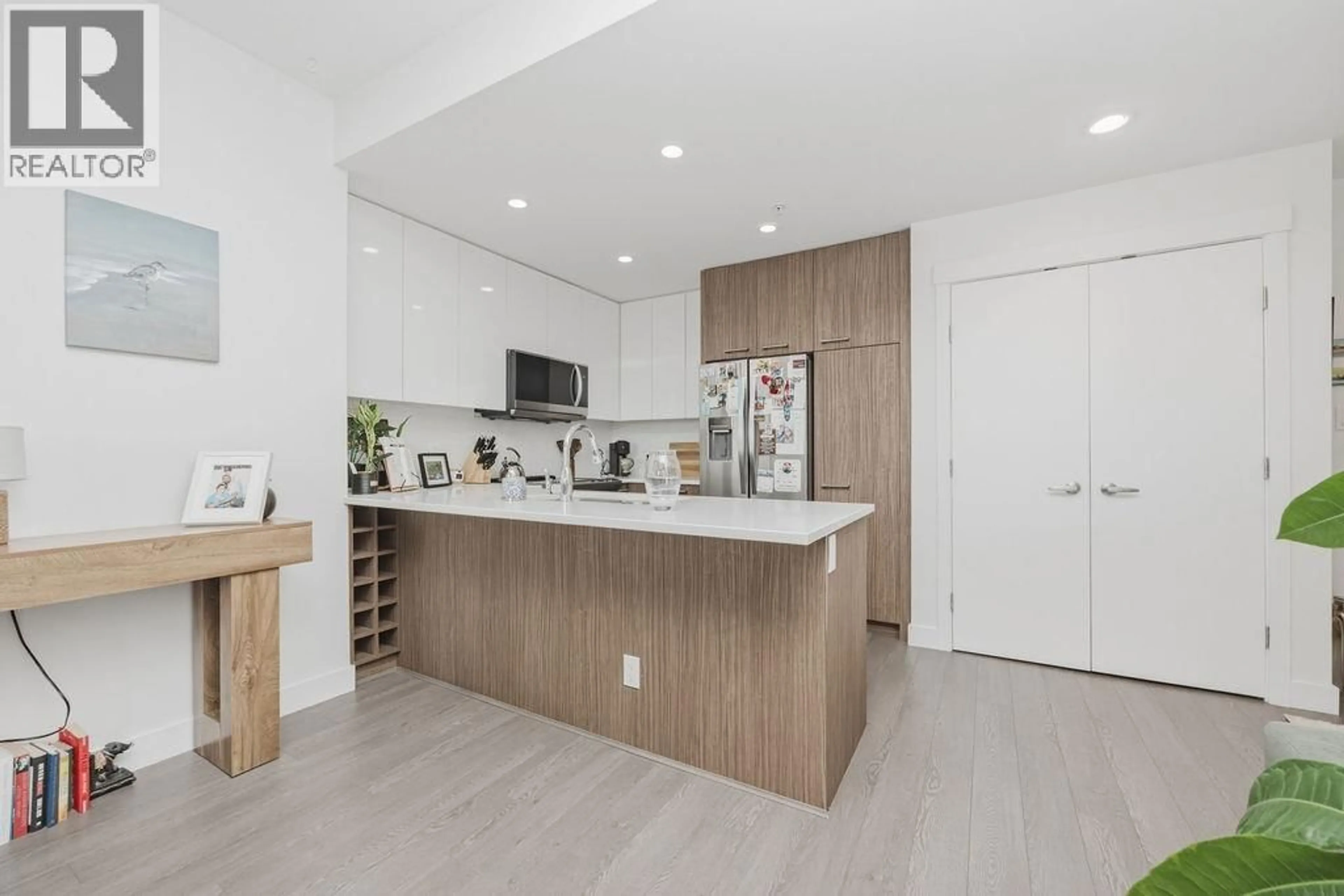 Open concept kitchen, unknown for 306 - 875 GIBSONS WAY, Gibsons British Columbia V0N1V9