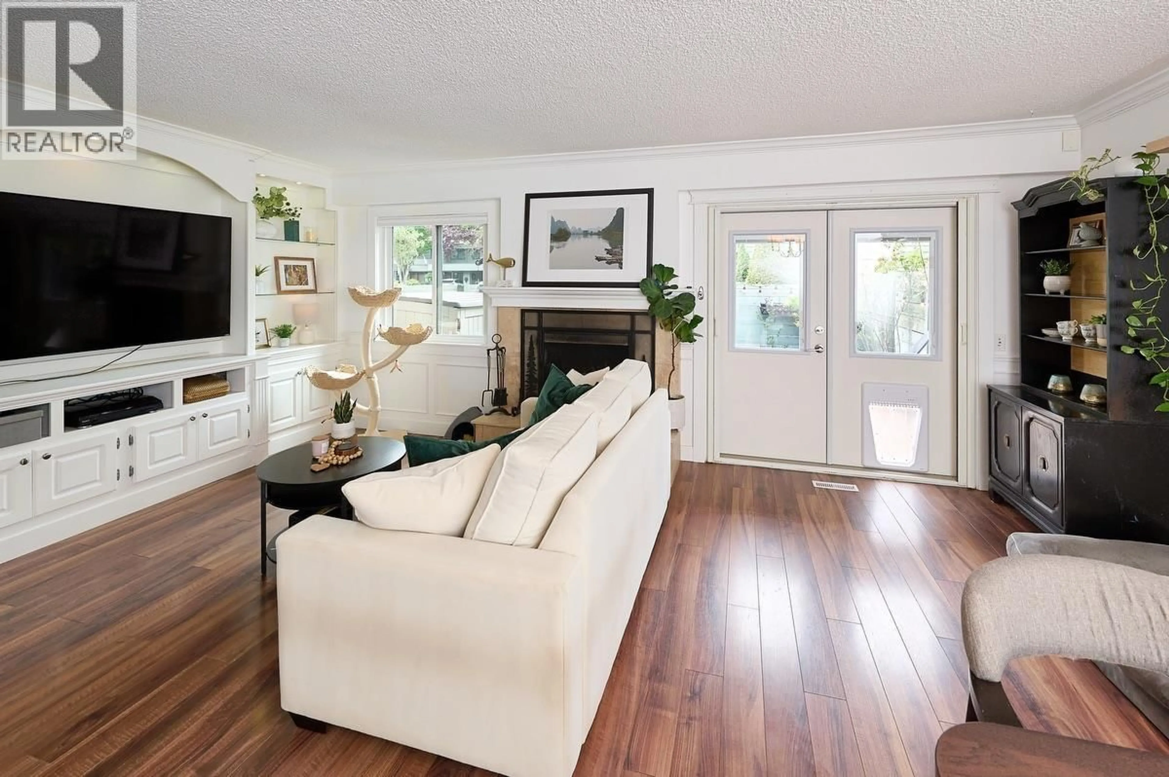 Living room with furniture, wood/laminate floor for 109 - 3031 WILLIAMS ROAD, Richmond British Columbia V7E4E9