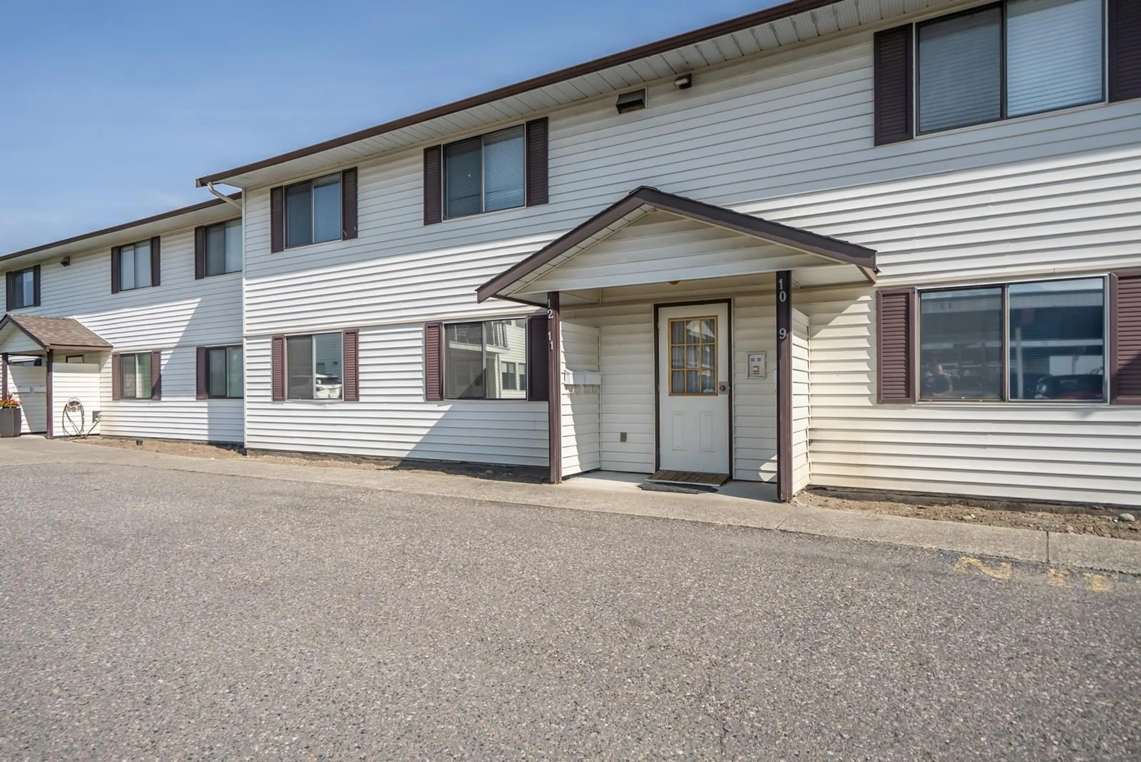 Patio, building for 11 - 7455 HURON STREET, Chilliwack British Columbia V2R2R9