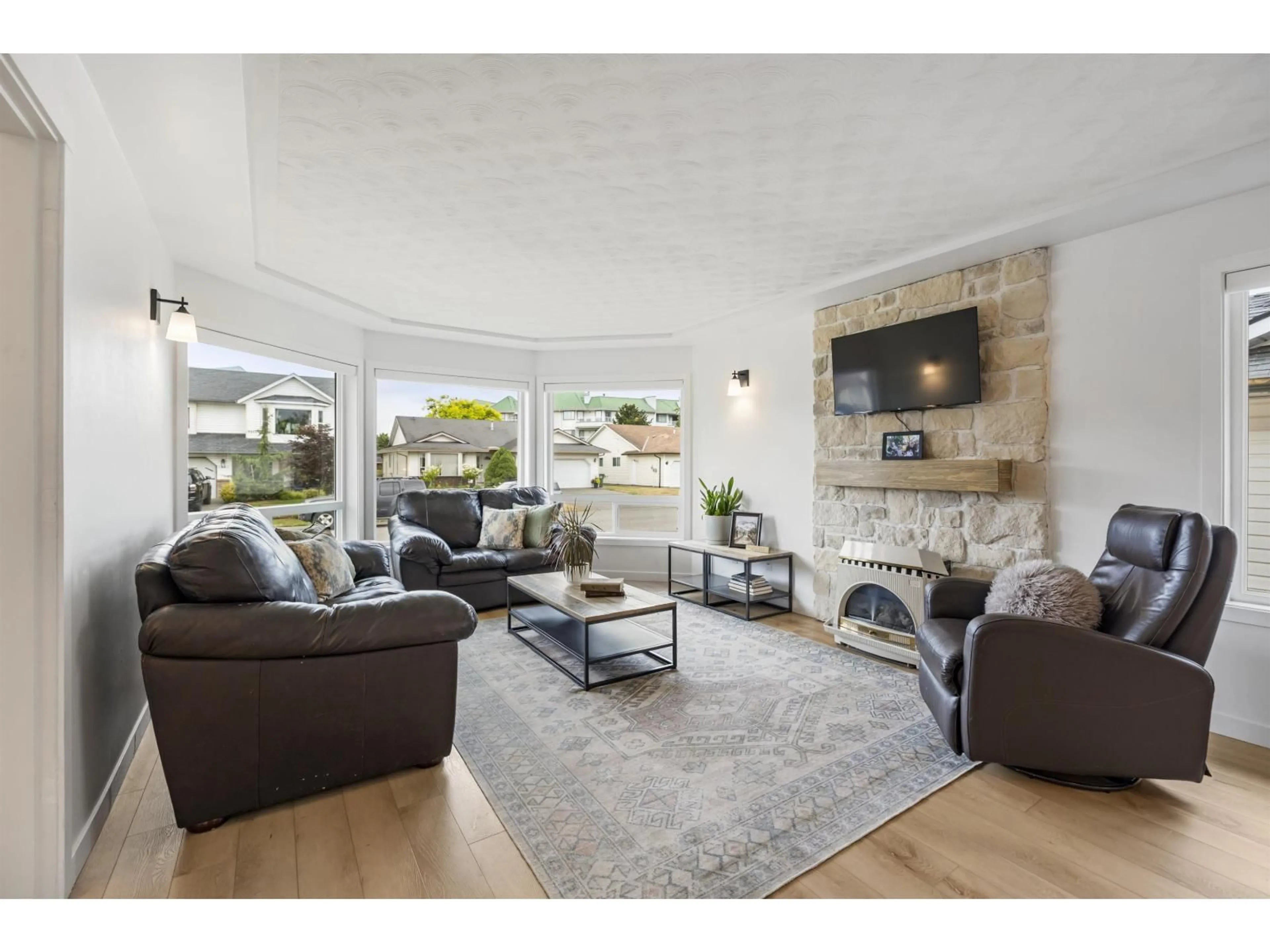 Living room with furniture, unknown for 7601 SAPPHIRE DRIVE, Chilliwack British Columbia V2R3A7