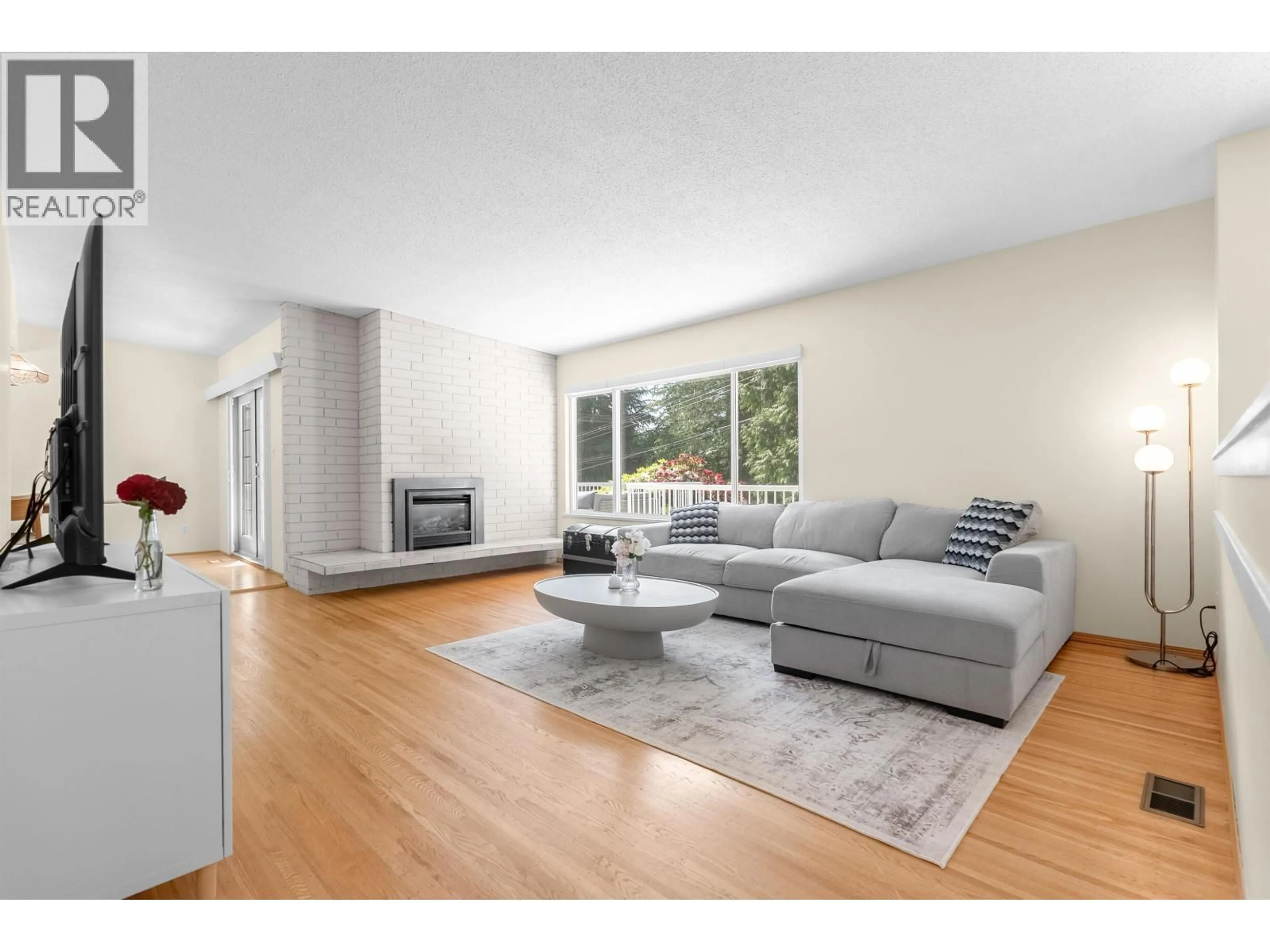 Living room with furniture, wood/laminate floor for 646 WINDSOR ROAD, North Vancouver British Columbia V7N1K7