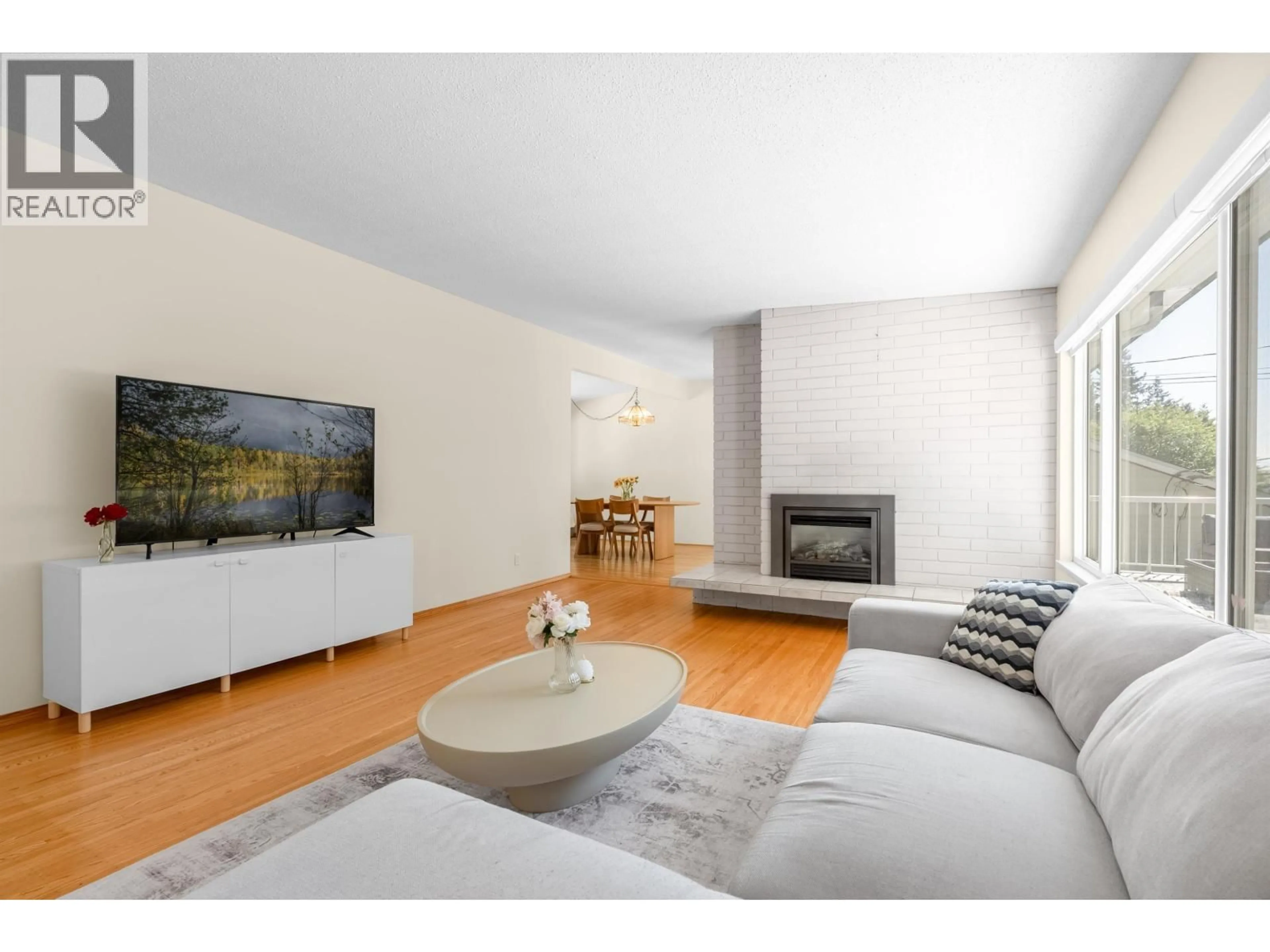 Living room with furniture, wood/laminate floor for 646 WINDSOR ROAD, North Vancouver British Columbia V7N1K7