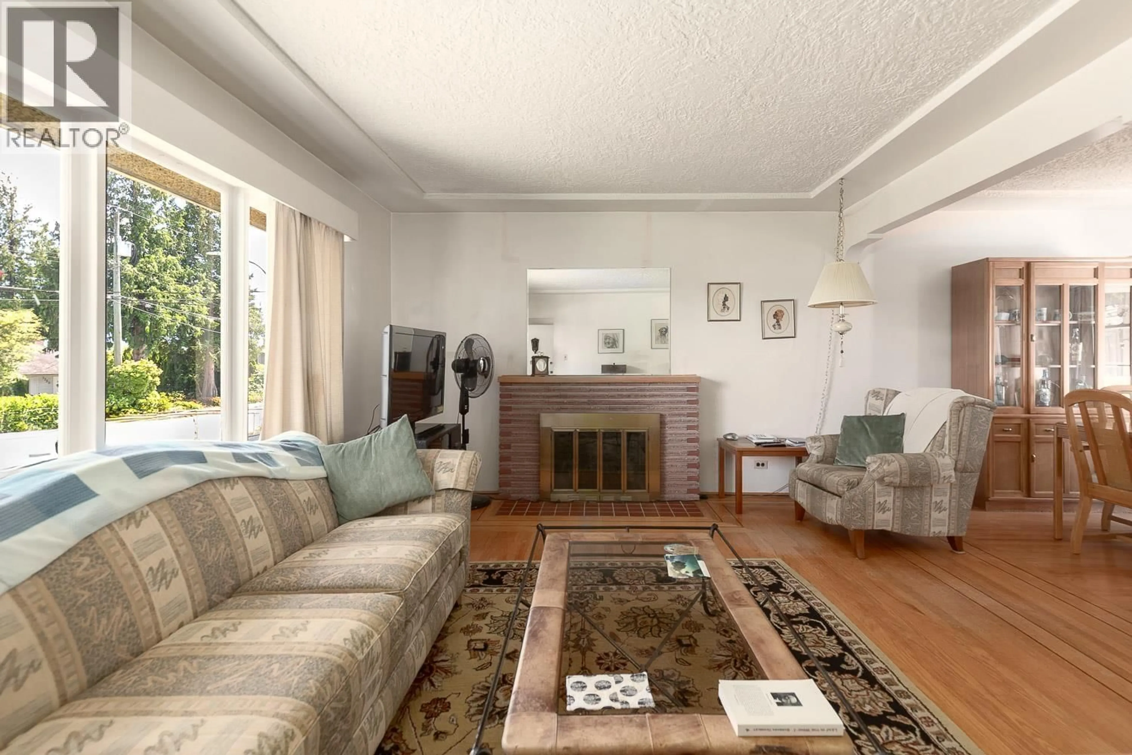 Living room with furniture, unknown for 7759 14TH AVENUE, Burnaby British Columbia V3N2A8