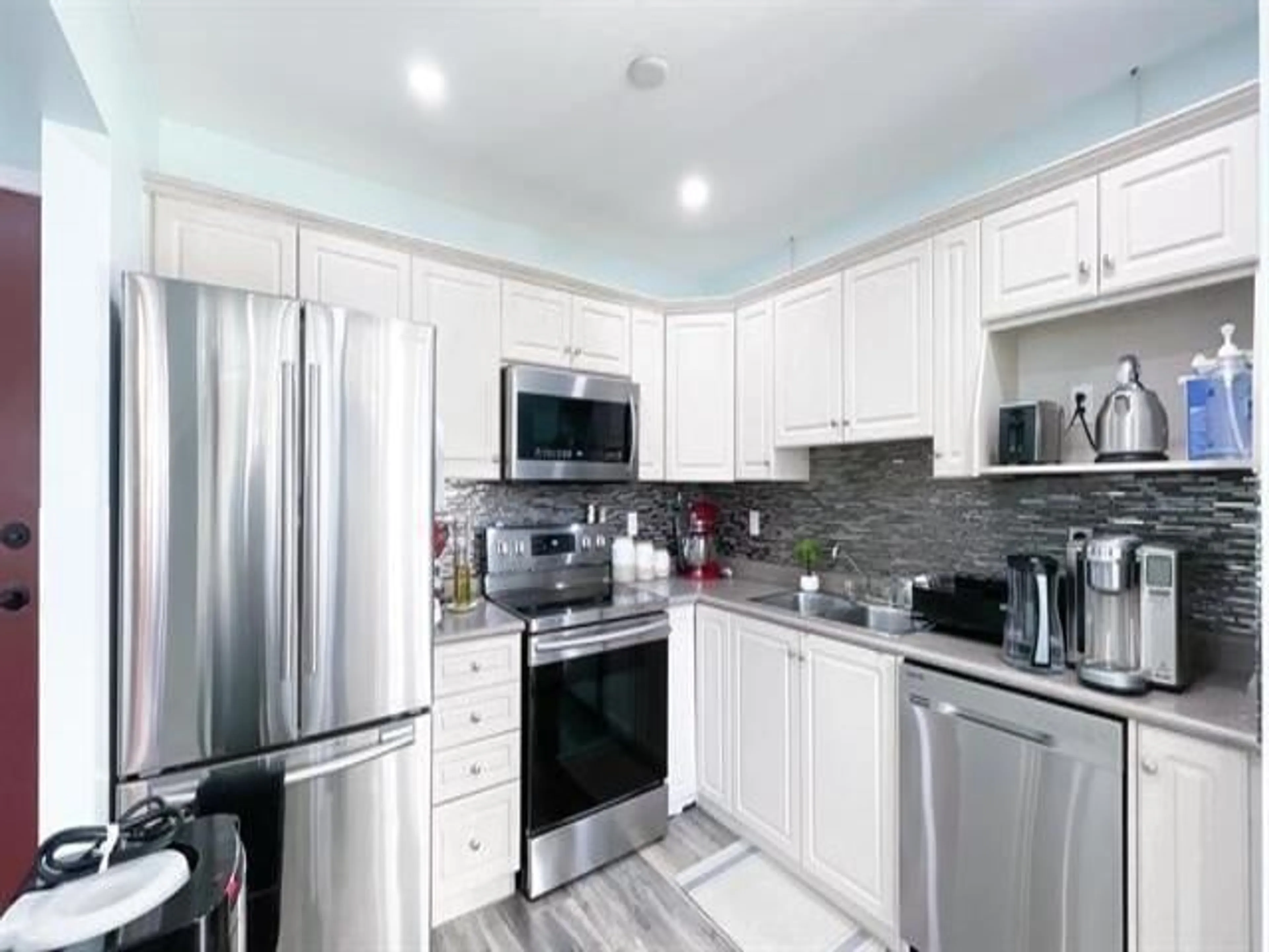 Open concept kitchen, ceramic/tile floor for 408 - 33480 GEORGE FERGUSON WAY, Abbotsford British Columbia V2S8G1