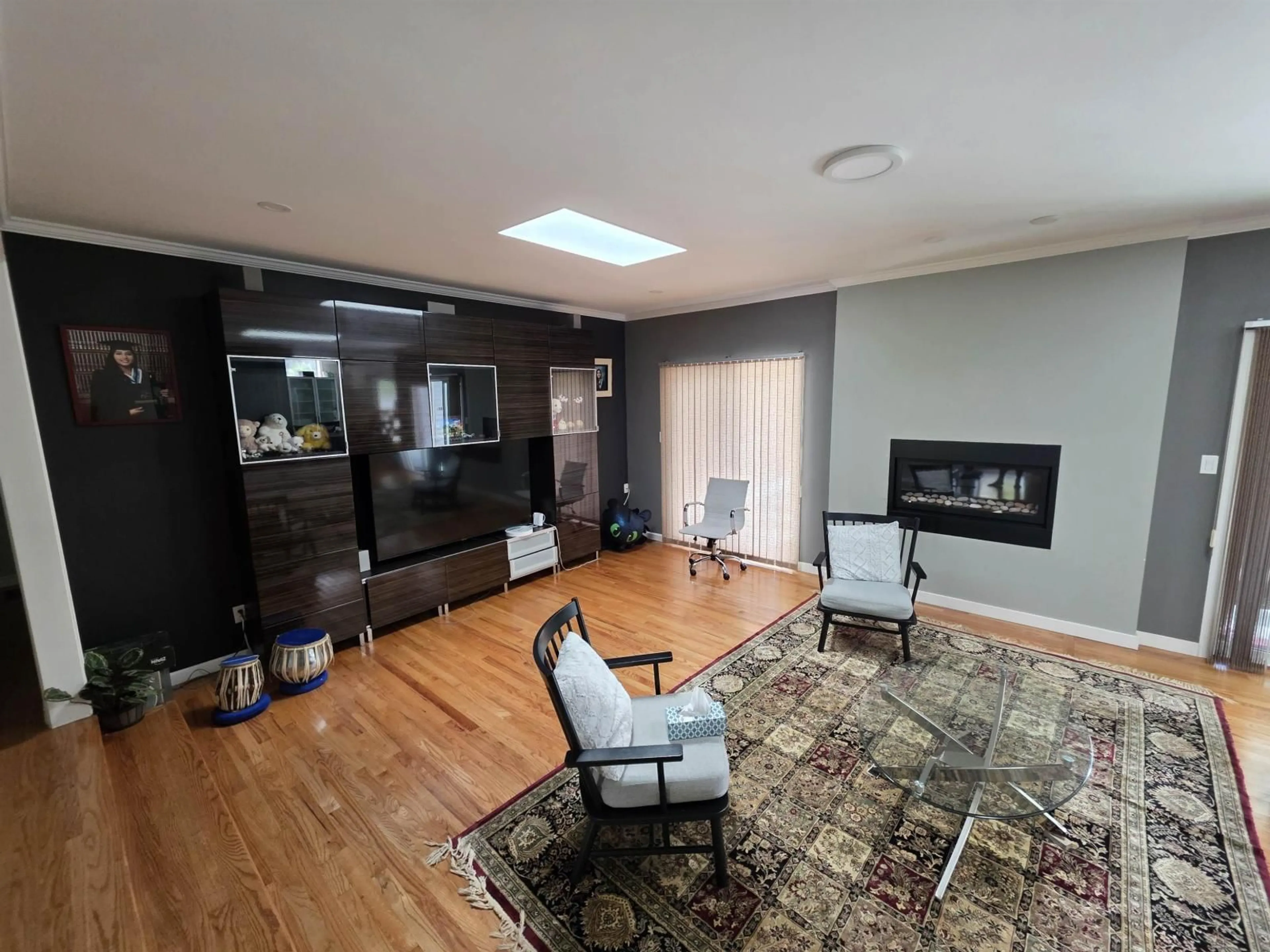 Living room with furniture, unknown for 15580 20 AVENUE, Surrey British Columbia V4A2A5