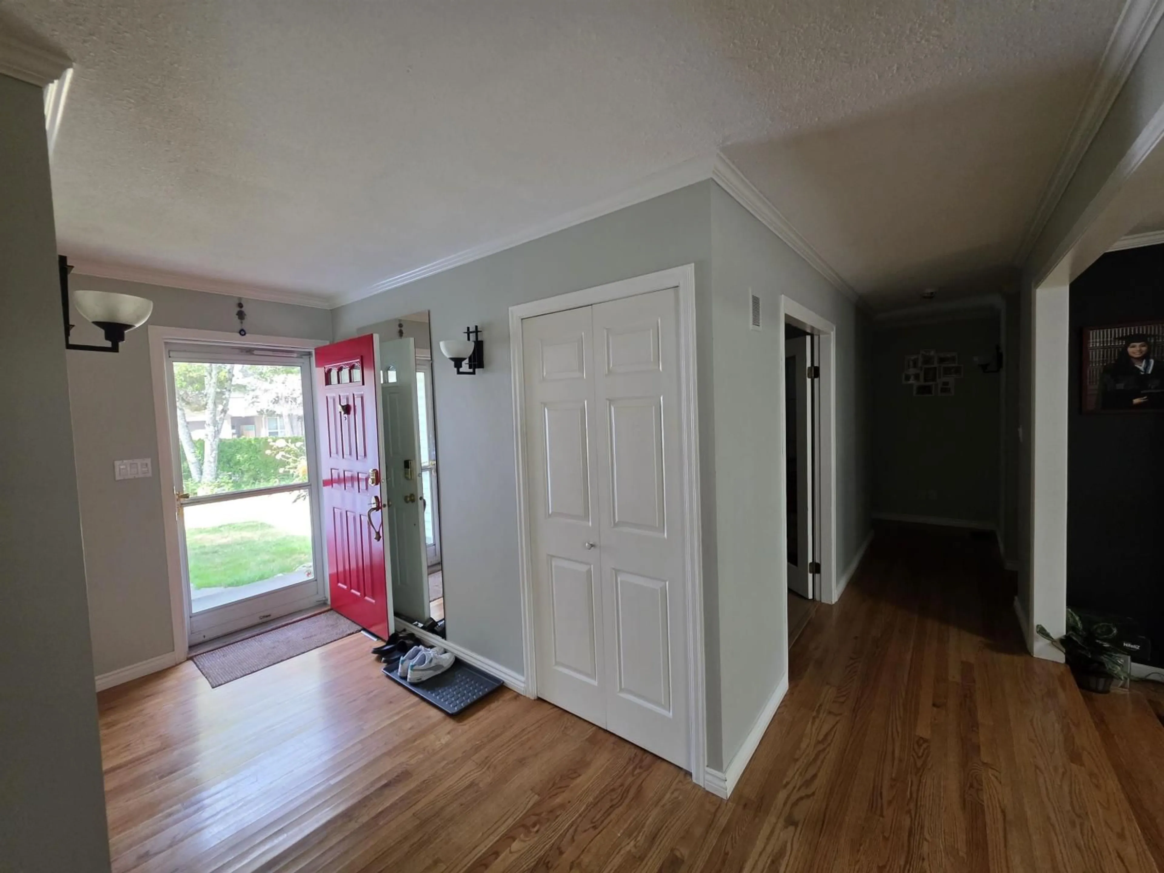Indoor entryway for 15580 20 AVENUE, Surrey British Columbia V4A2A5