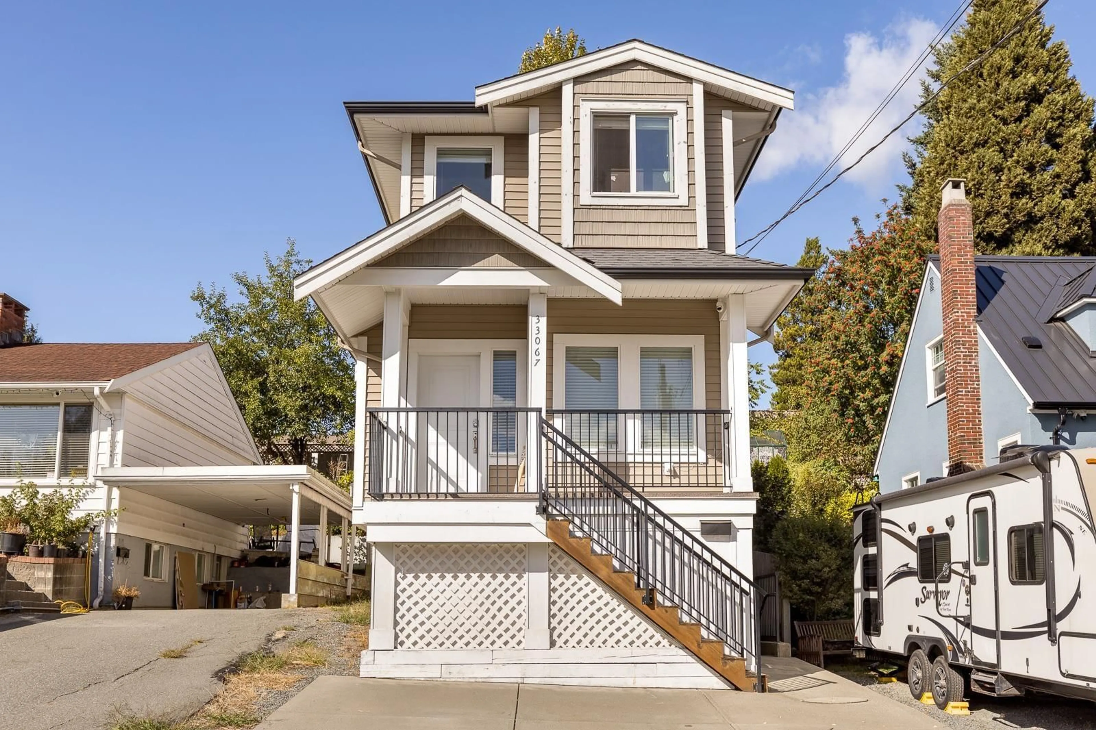 Home with vinyl exterior material, street for 33067 6TH AVENUE, Mission British Columbia V2V1Z8
