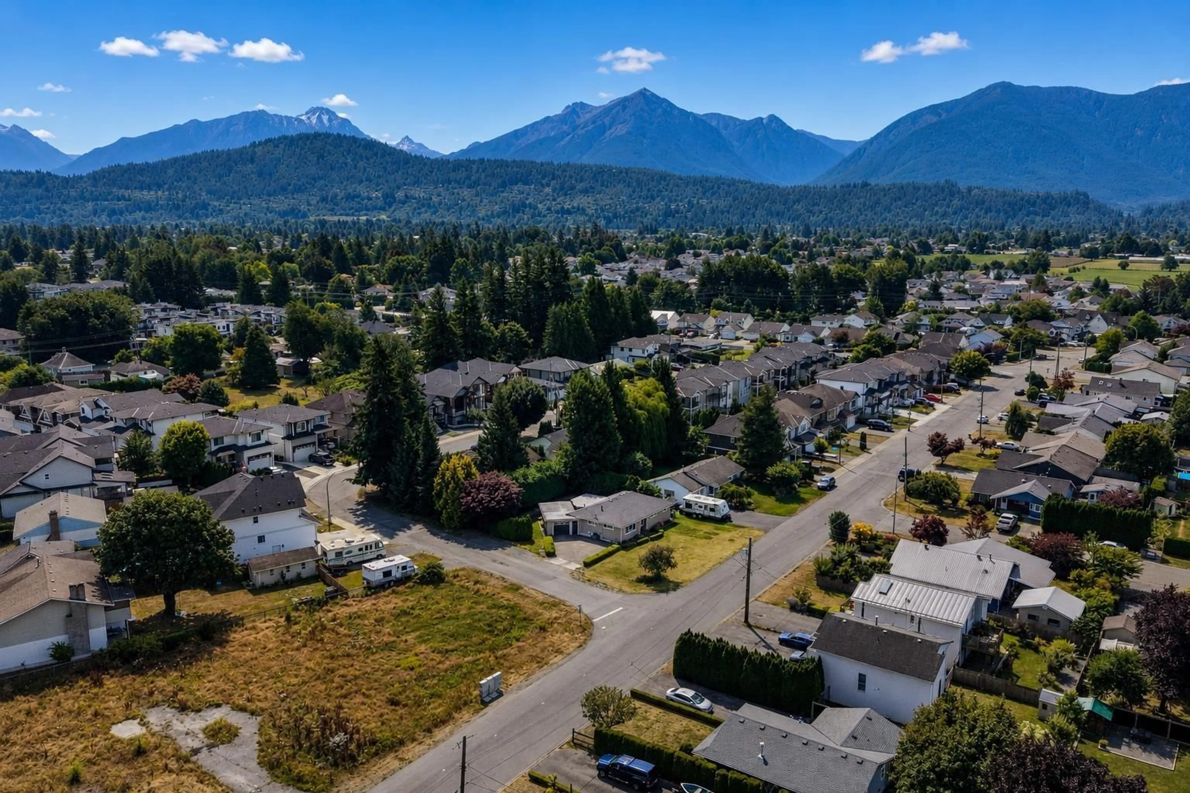 A pic from outside/outdoor area/front of a property/back of a property/a pic from drone, mountain view for 7194 ROCHESTER AVENUE, Chilliwack British Columbia V2R2P3