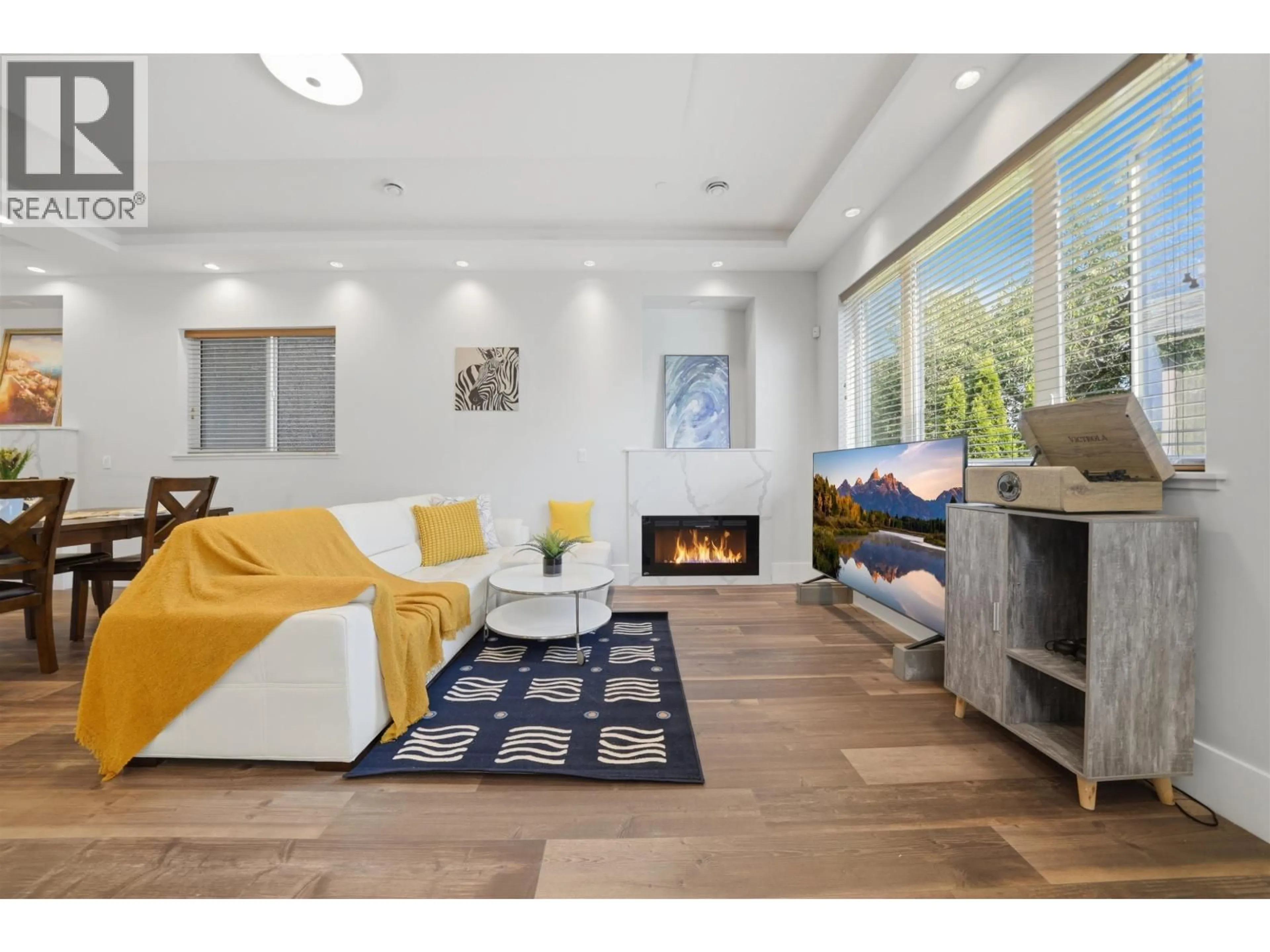Living room with furniture, wood/laminate floor for 3123 7TH AVENUE, Vancouver British Columbia V5M1V6