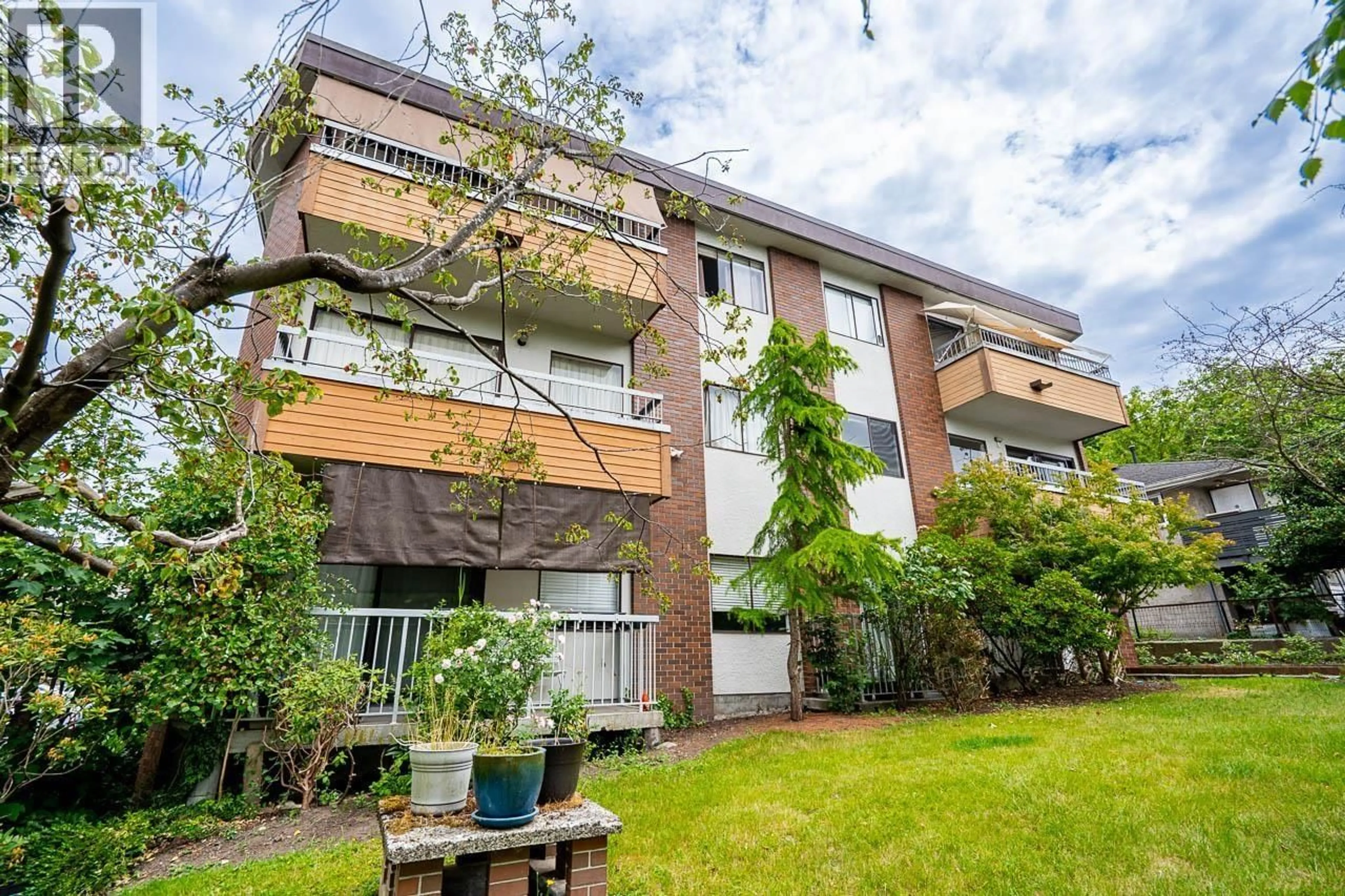 Patio, building for 302 - 138 TEMPLETON DRIVE, Vancouver British Columbia V5L4N3