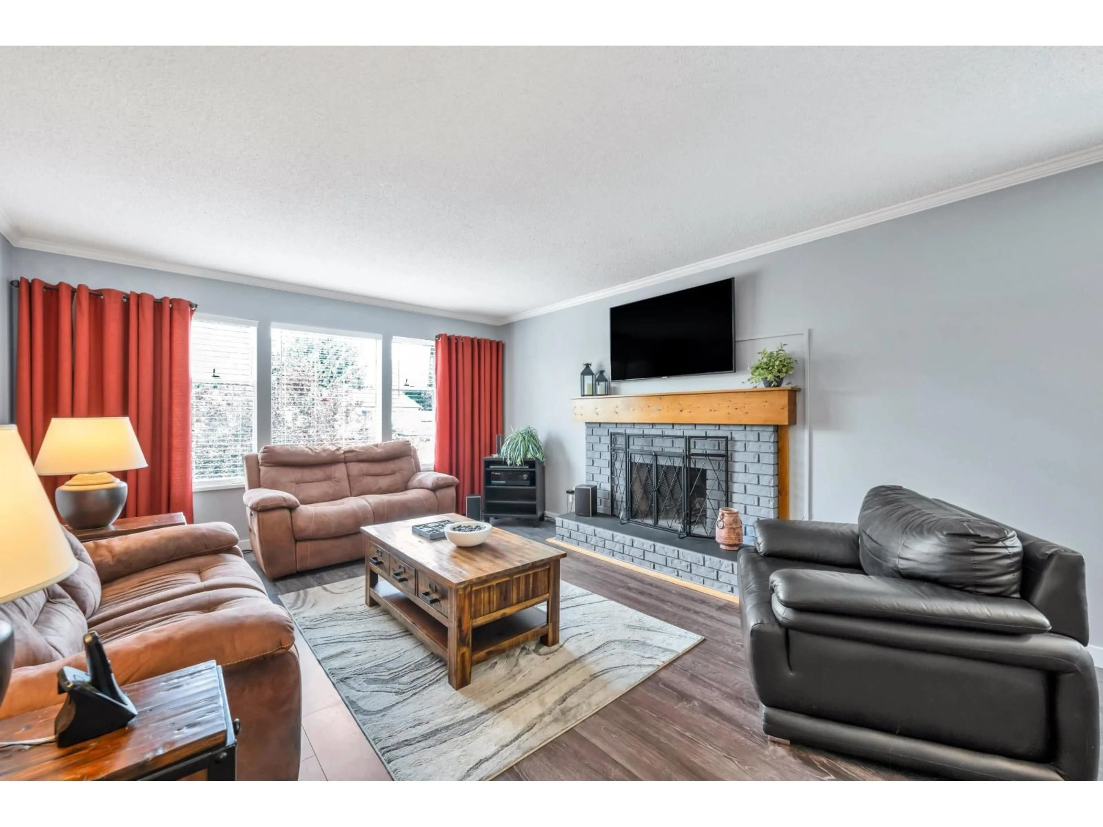 Living room with furniture, wood/laminate floor for 21226 92 AVENUE, Langley British Columbia V1M1L2
