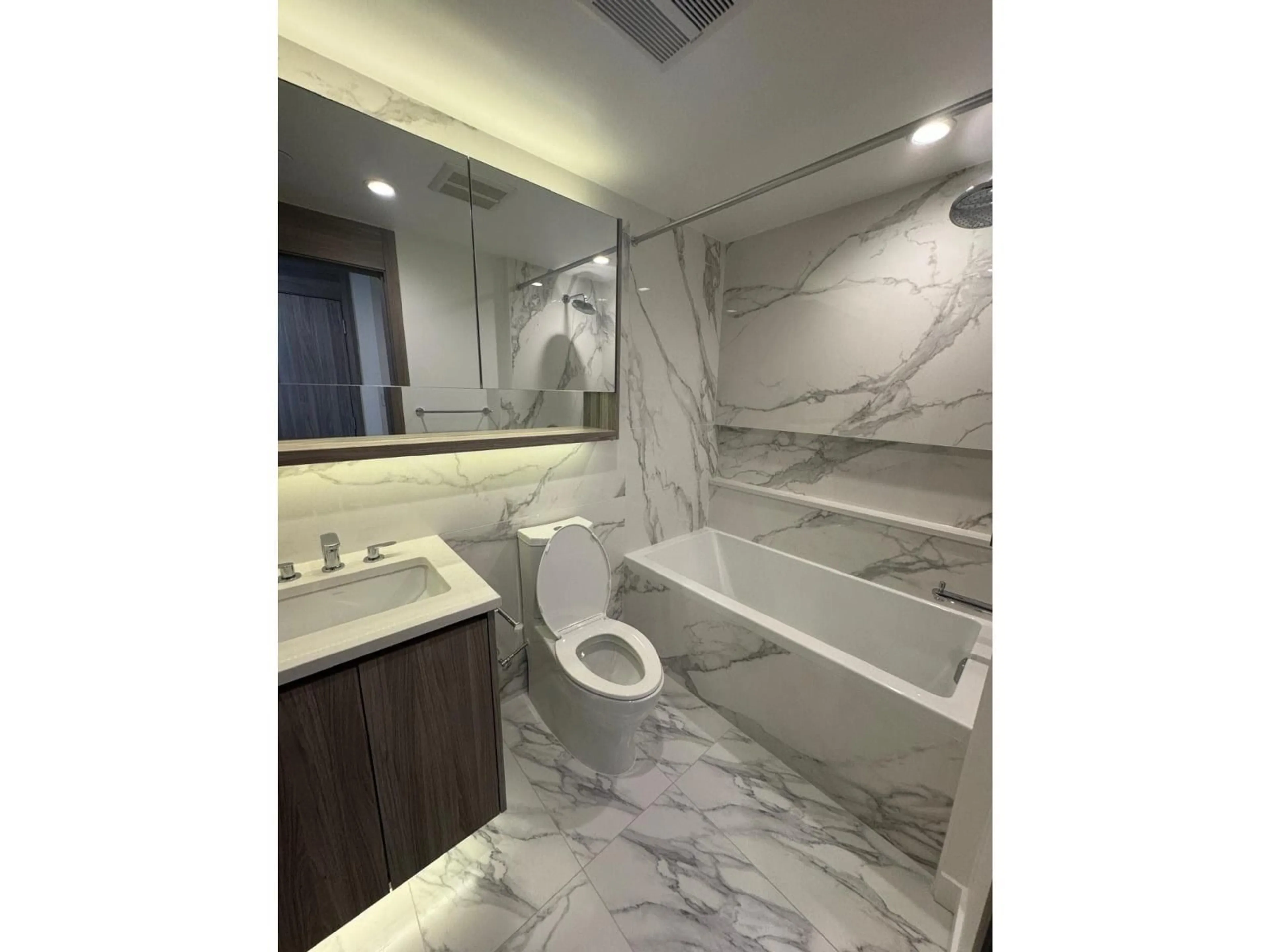 Contemporary bathroom, ceramic/tile floor for 2201 - 13778 100TH AVENUE, Surrey British Columbia V3T0V3