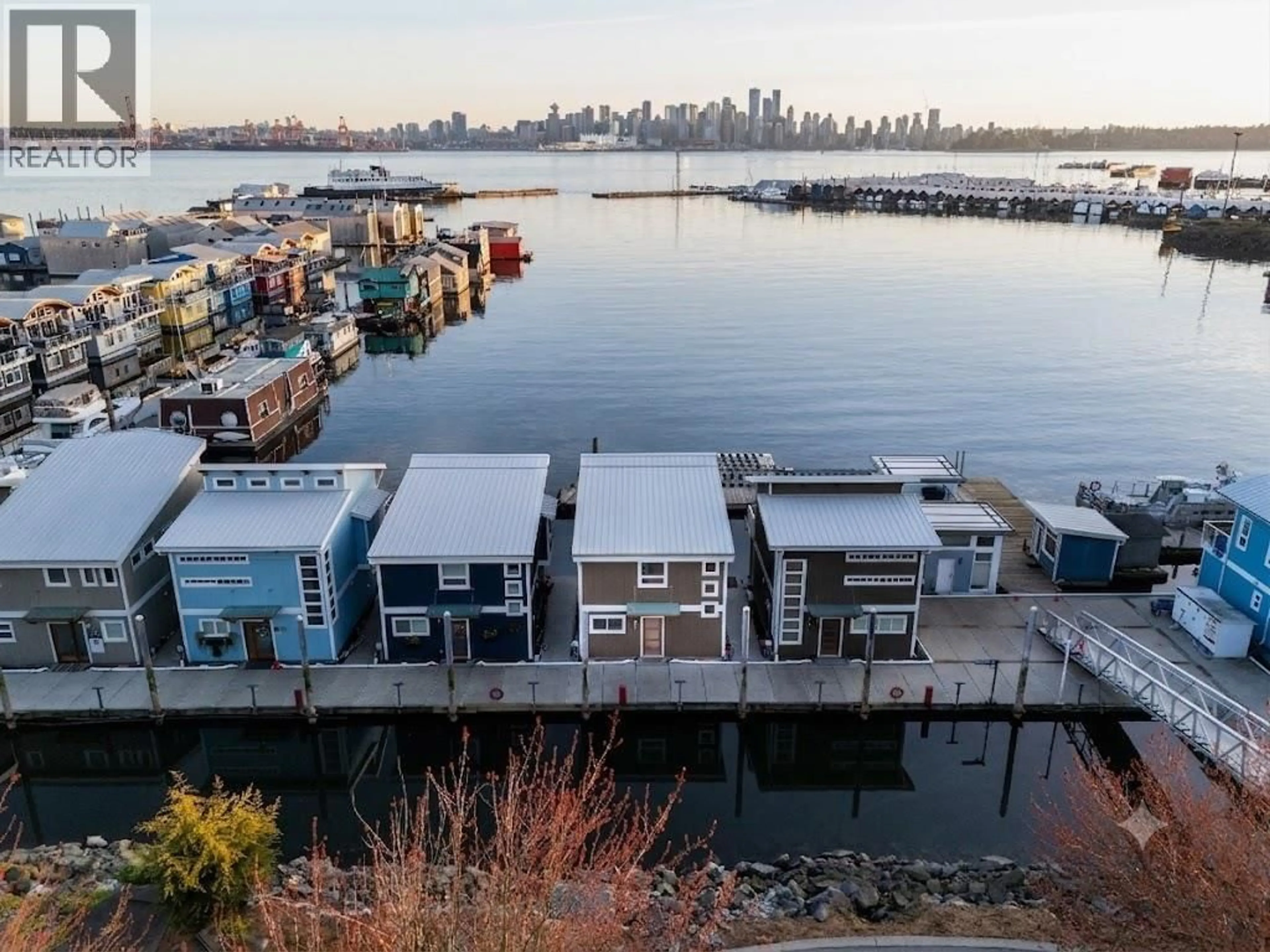 A pic from outside/outdoor area/front of a property/back of a property/a pic from drone, water/lake/river/ocean view for FRSL17 - 415 ESPLANADE AVENUE, North Vancouver British Columbia V7M1A6