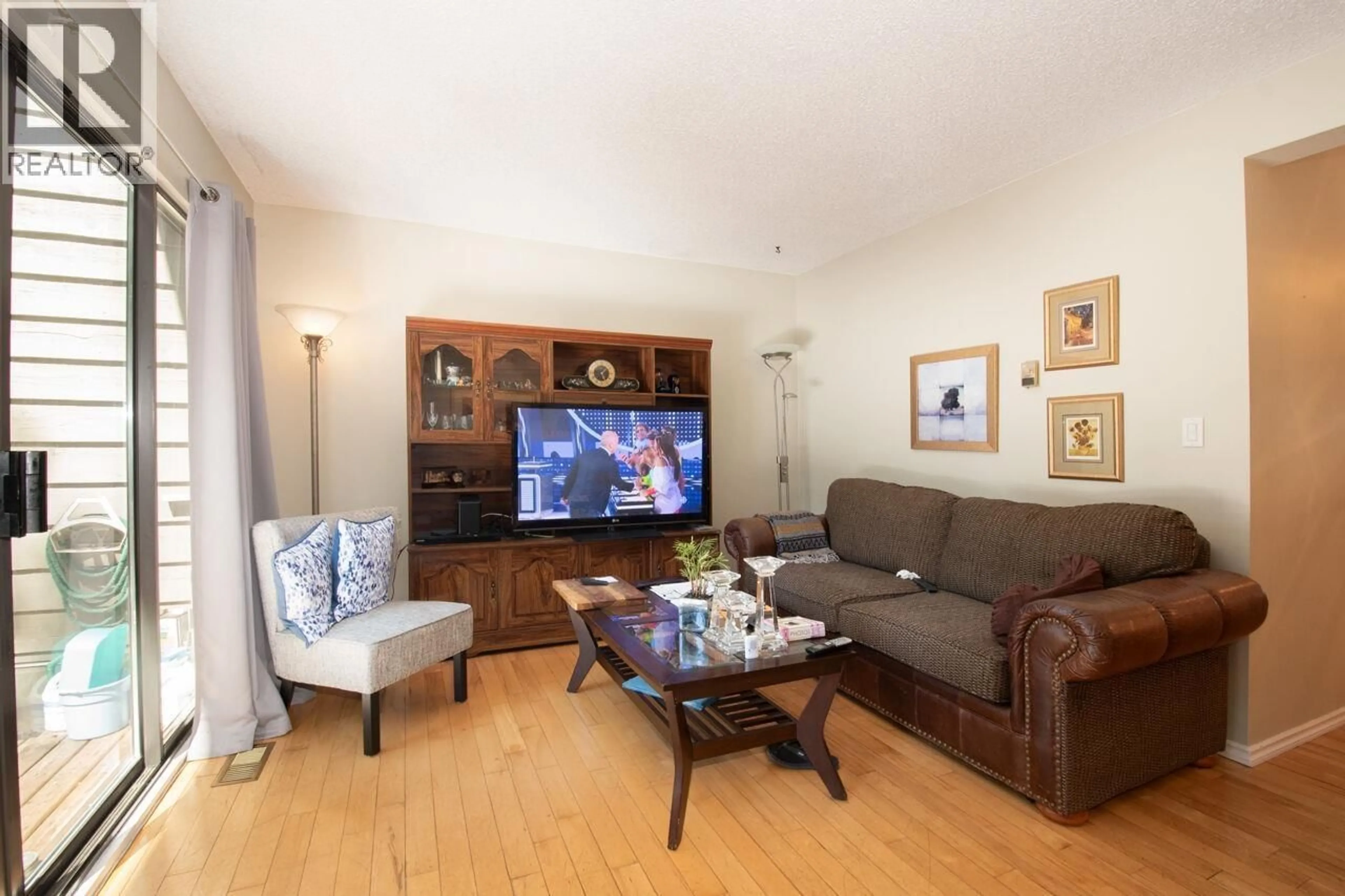 Living room with furniture, wood/laminate floor for 88 - 1950 CEDAR VILLAGE CRESCENT, North Vancouver British Columbia V7J3M5