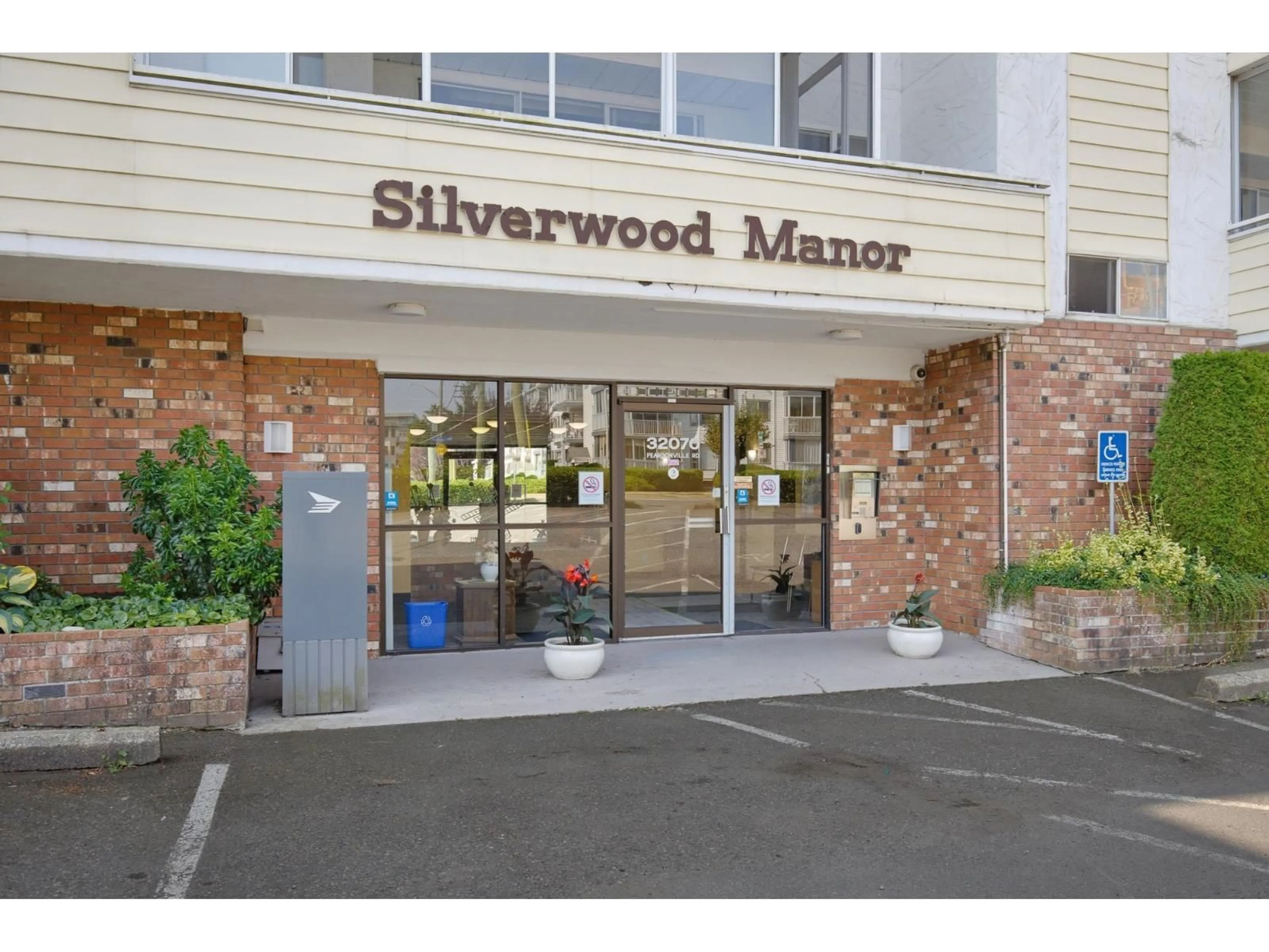 Indoor foyer for 206 - 32070 PEARDONVILLE ROAD, Abbotsford British Columbia V2T6N9