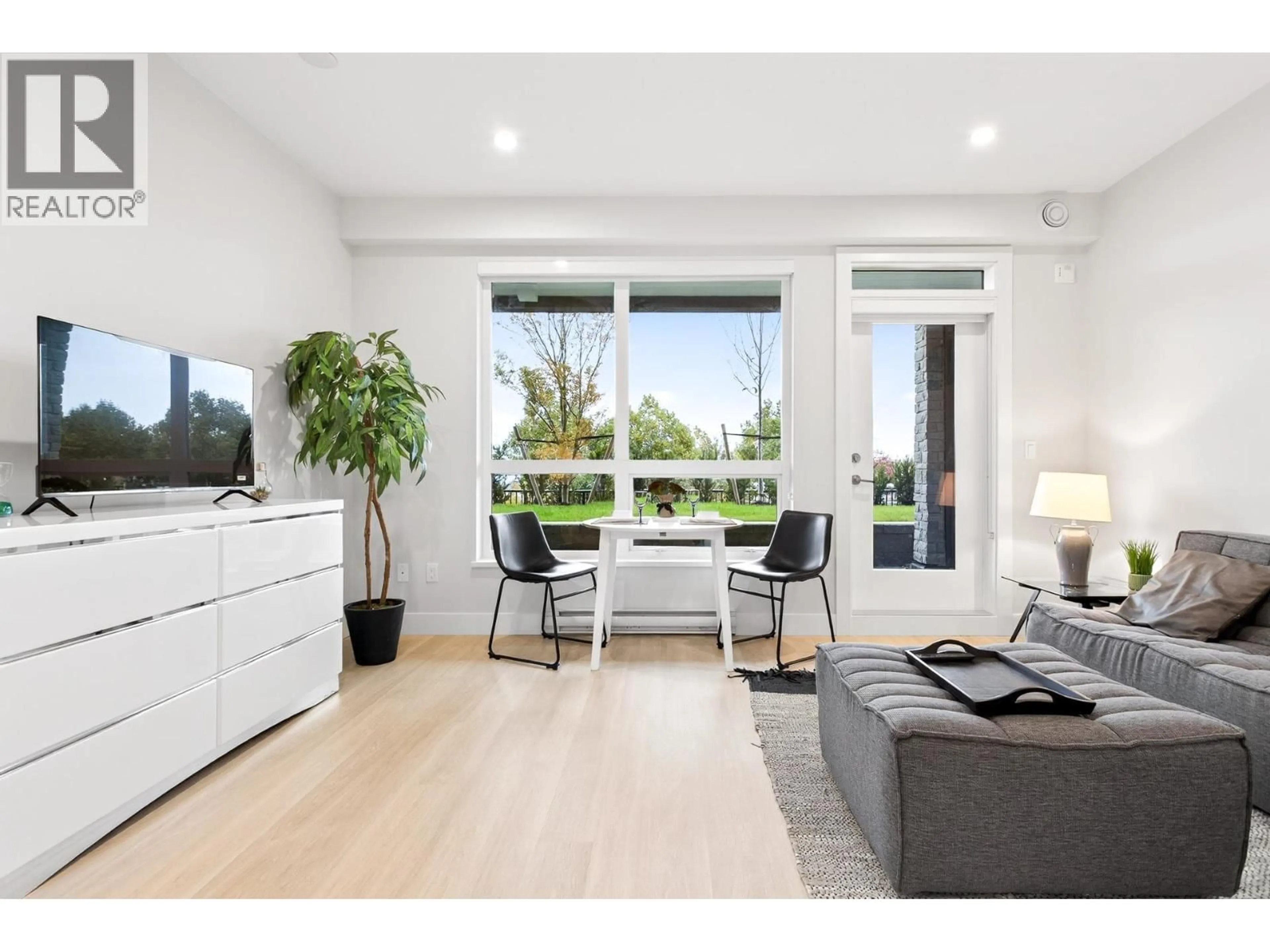 Living room with furniture, wood/laminate floor for 104 - 1942 STARLING DRIVE, Tsawwassen British Columbia V4M0H1