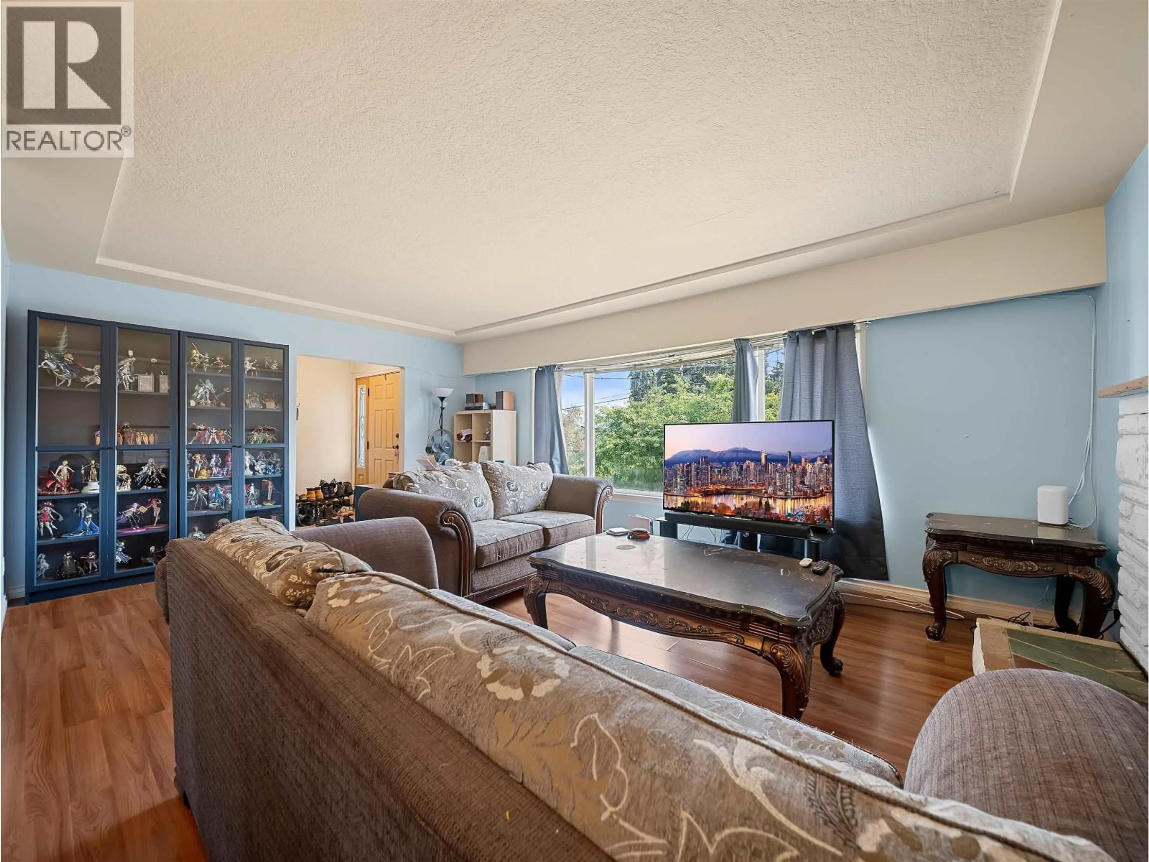 Living room with furniture, unknown for 5987 MALVERN AVENUE, Burnaby British Columbia V5E3E7