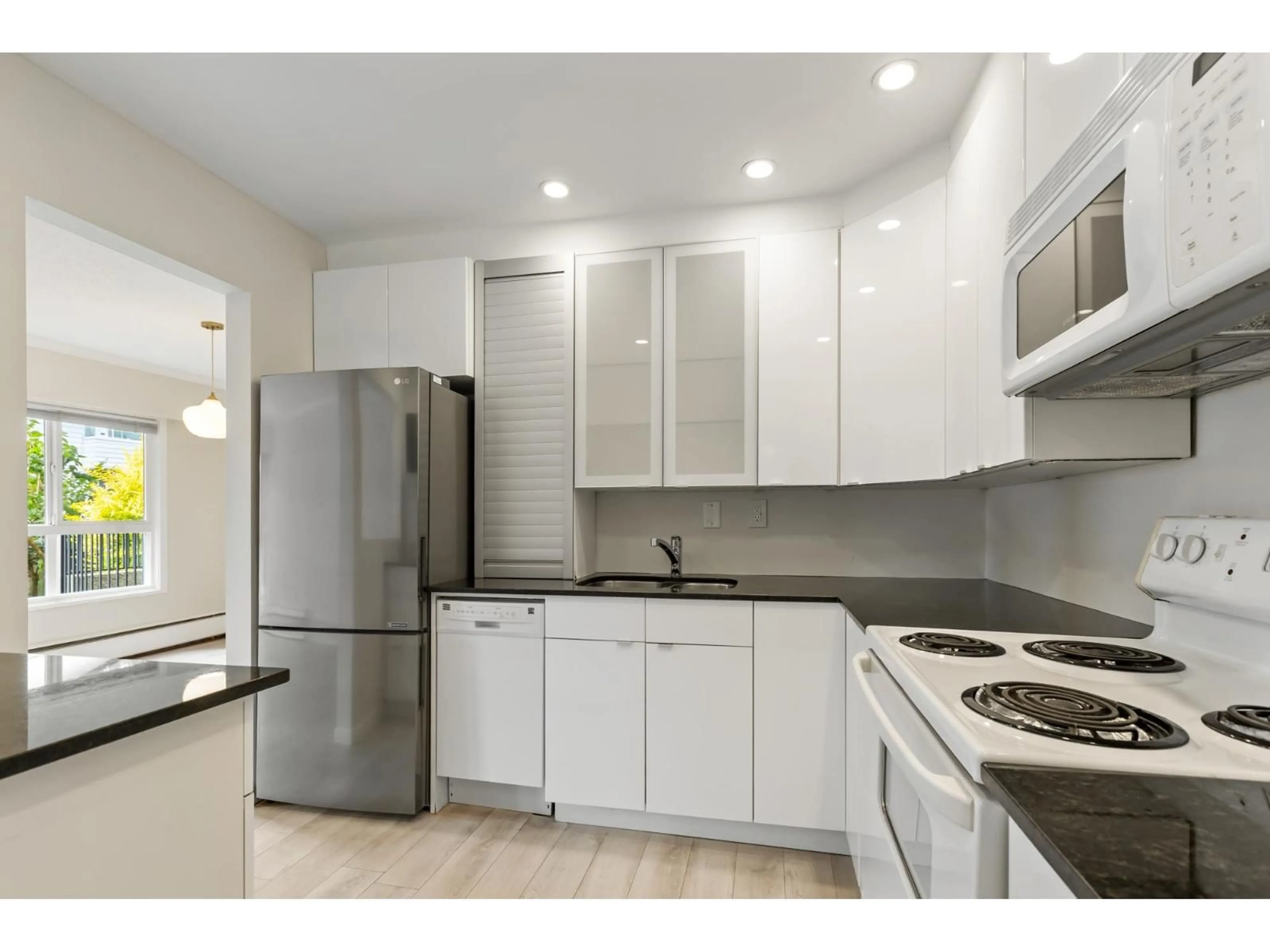 Standard kitchen, unknown for 104 - 1371 FOSTER STREET, White Rock British Columbia V4B3X5