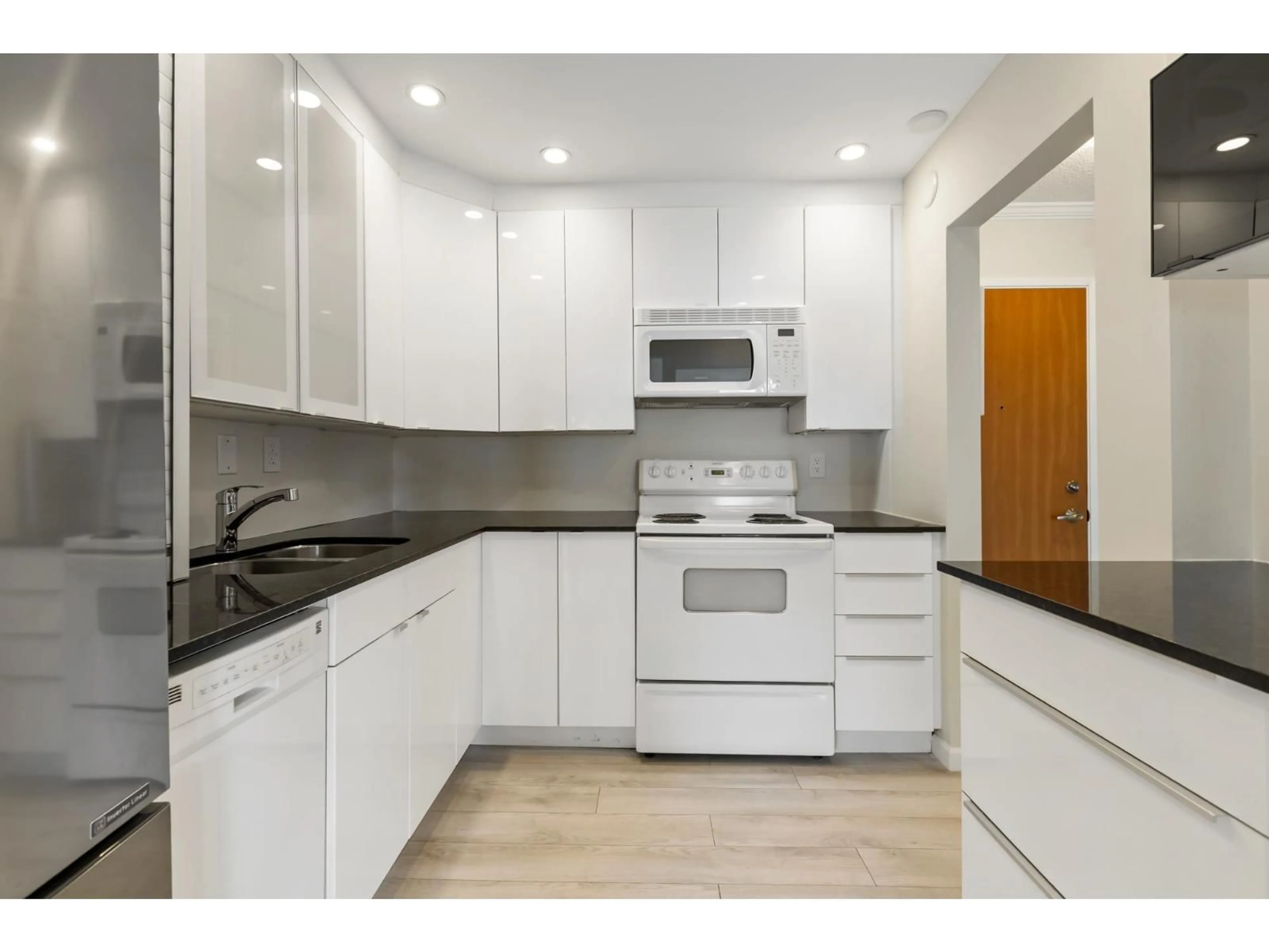 Standard kitchen, unknown for 104 - 1371 FOSTER STREET, White Rock British Columbia V4B3X5