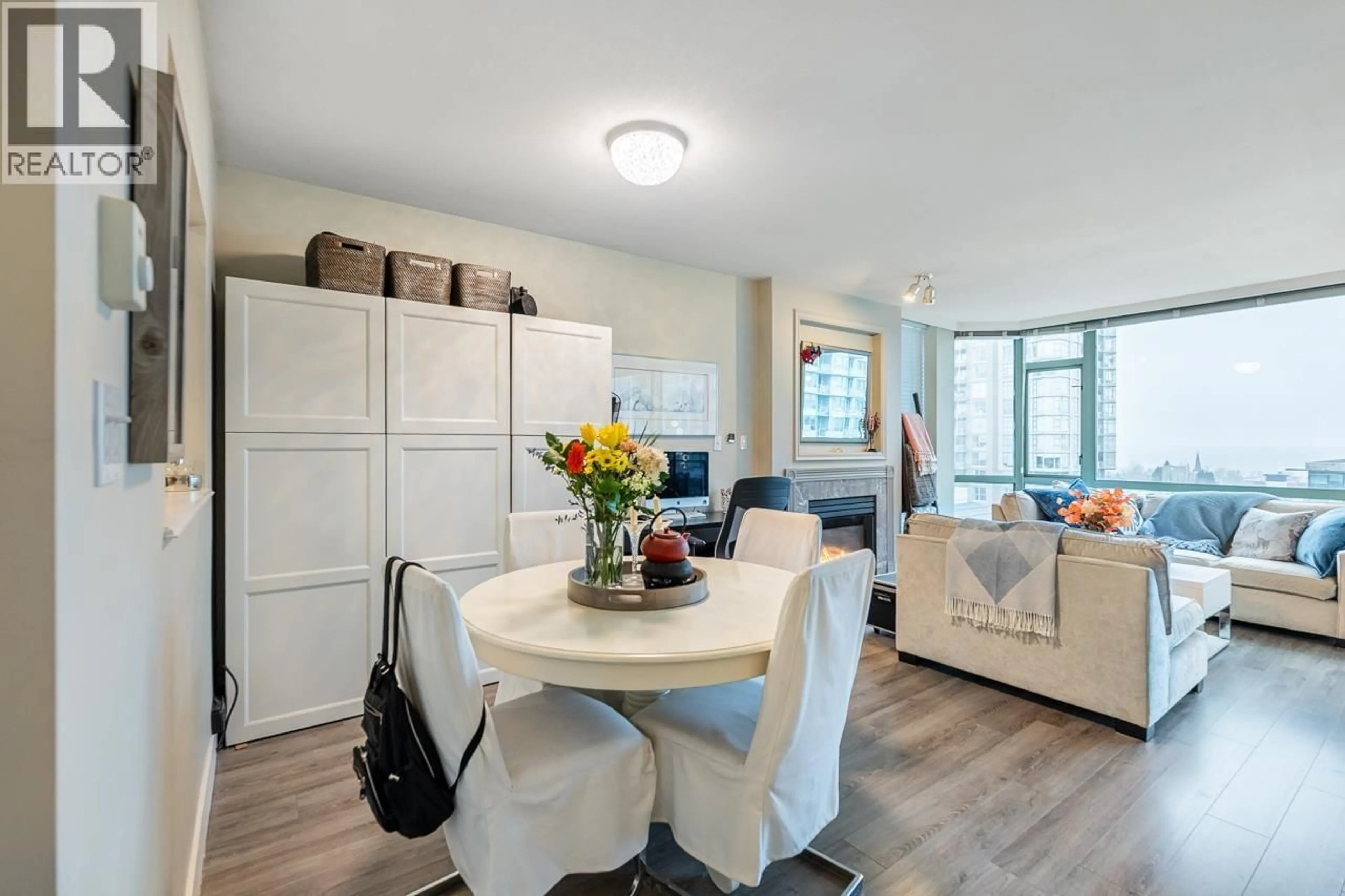 Open concept kitchen, unknown for 903 - 140 14TH STREET, North Vancouver British Columbia V7L2N3