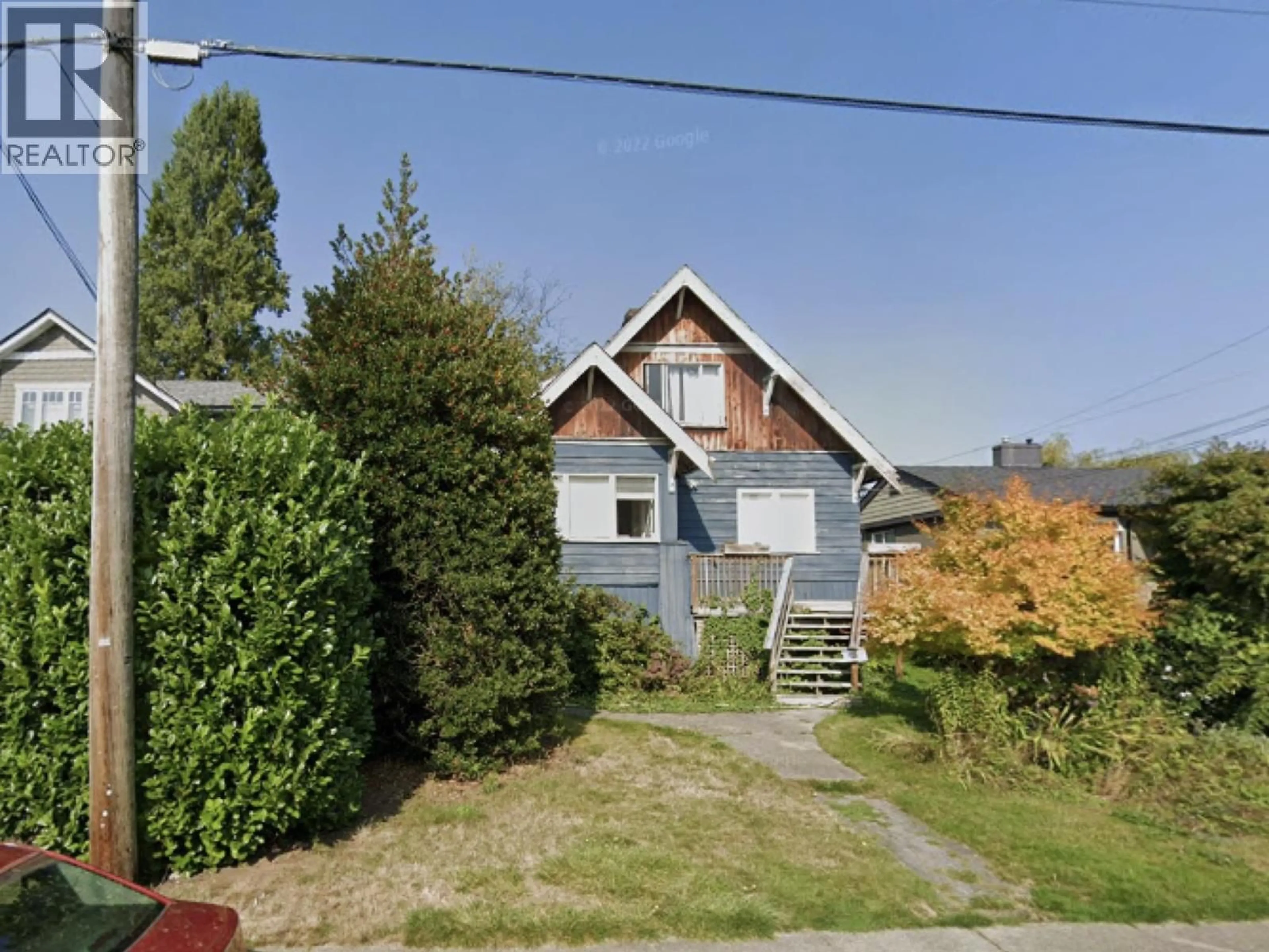 A pic from outside/outdoor area/front of a property/back of a property/a pic from drone, street for 428 14TH STREET, North Vancouver British Columbia V7L2N8