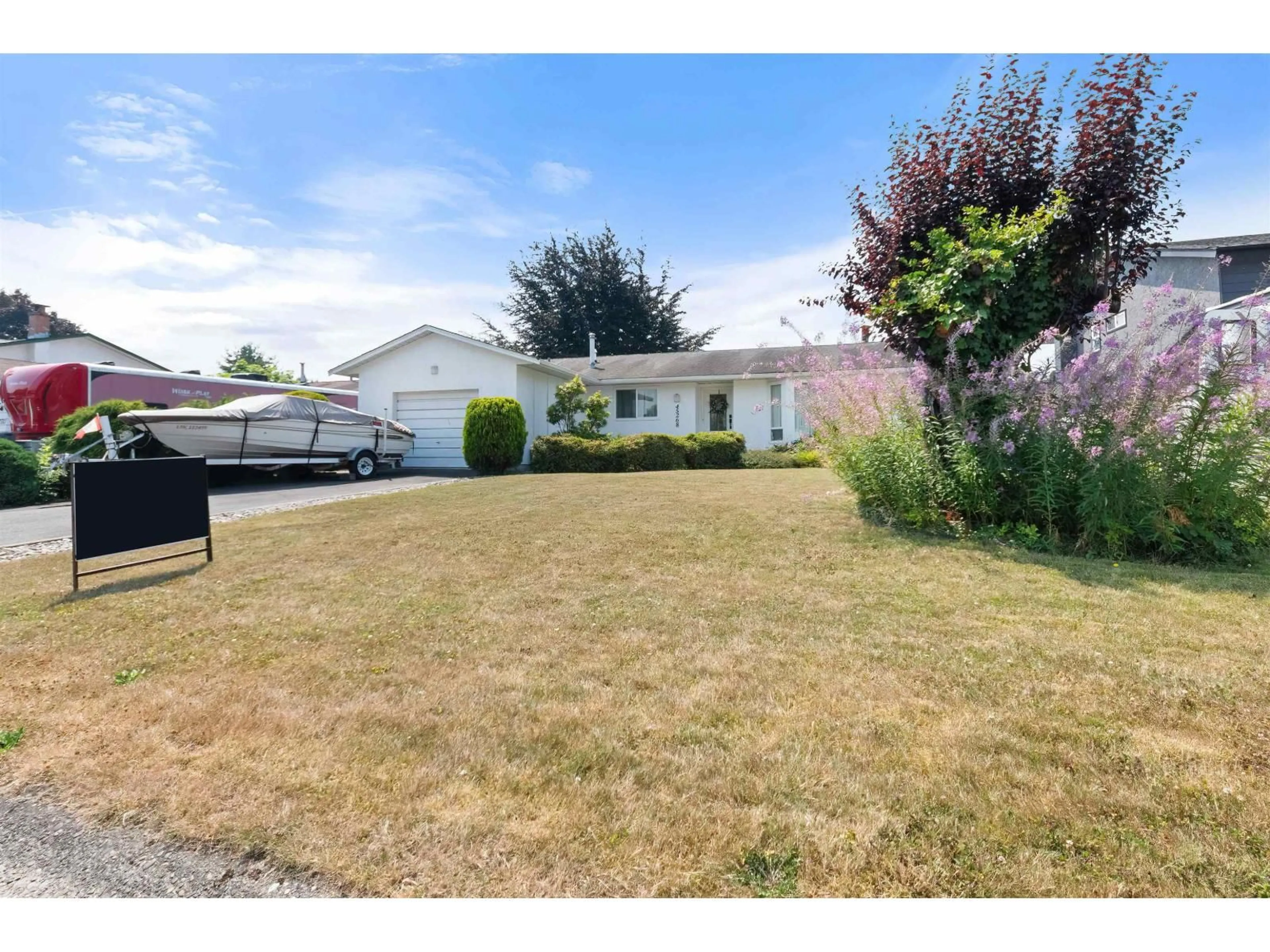A pic from outside/outdoor area/front of a property/back of a property/a pic from drone, street for 45268 LENORA CRESCENT, Chilliwack British Columbia V2P7C4