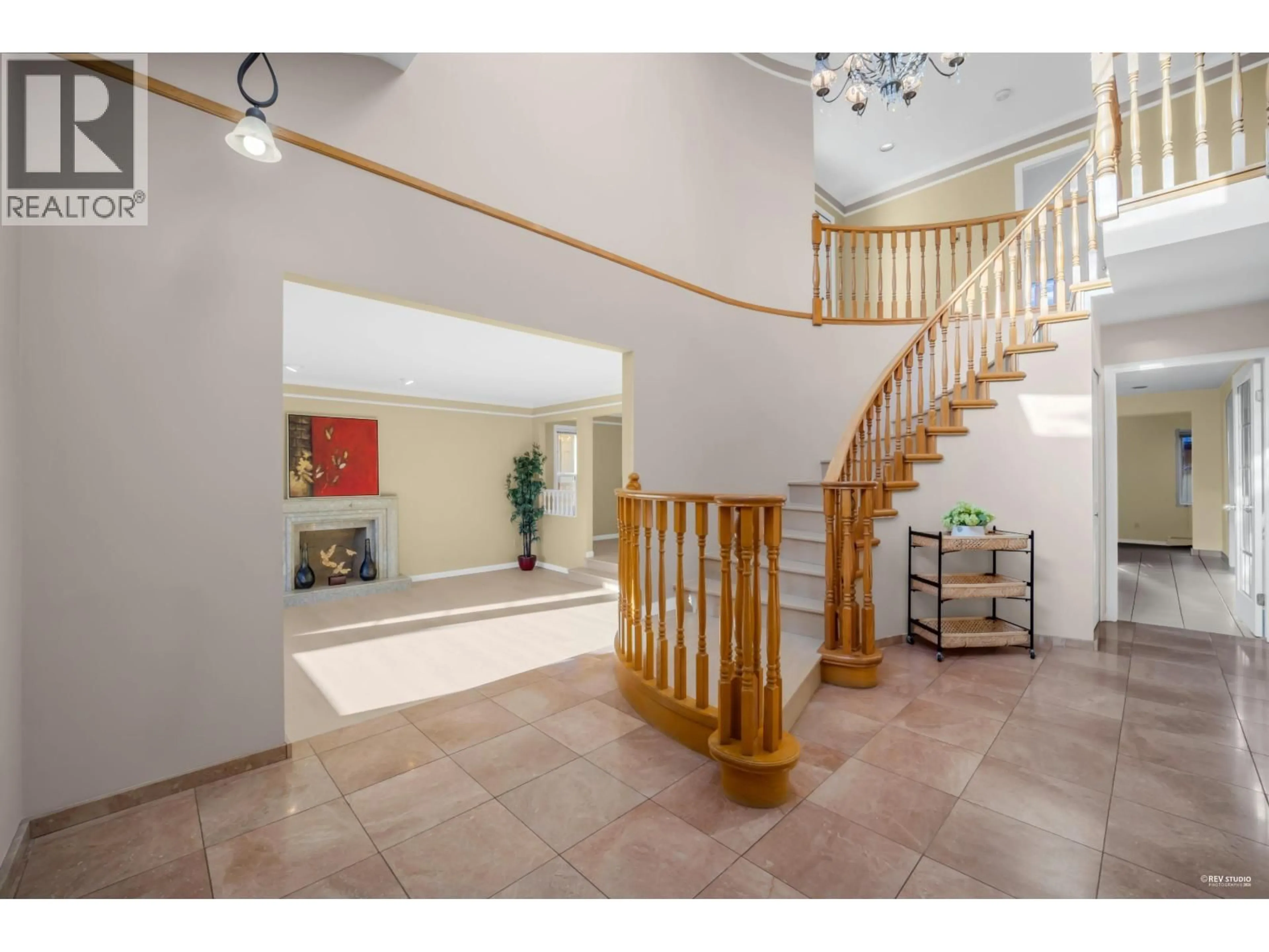 Indoor foyer for 2445 W 19TH AVENUE, Vancouver British Columbia V6L1C8