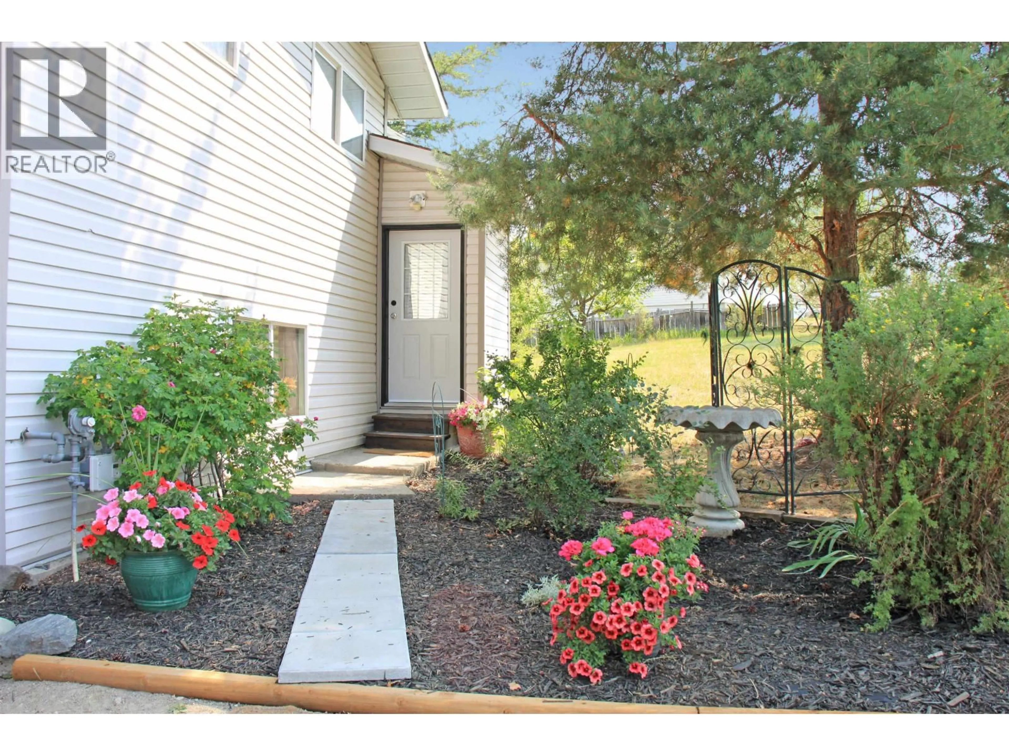 Indoor entryway for 5513 PARK DRIVE, 103 Mile House British Columbia V0K2E1