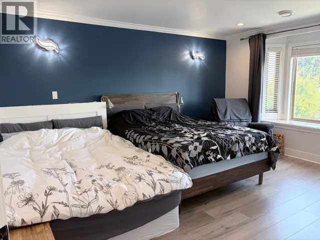 8068 11TH AVENUE, Burnaby 3
