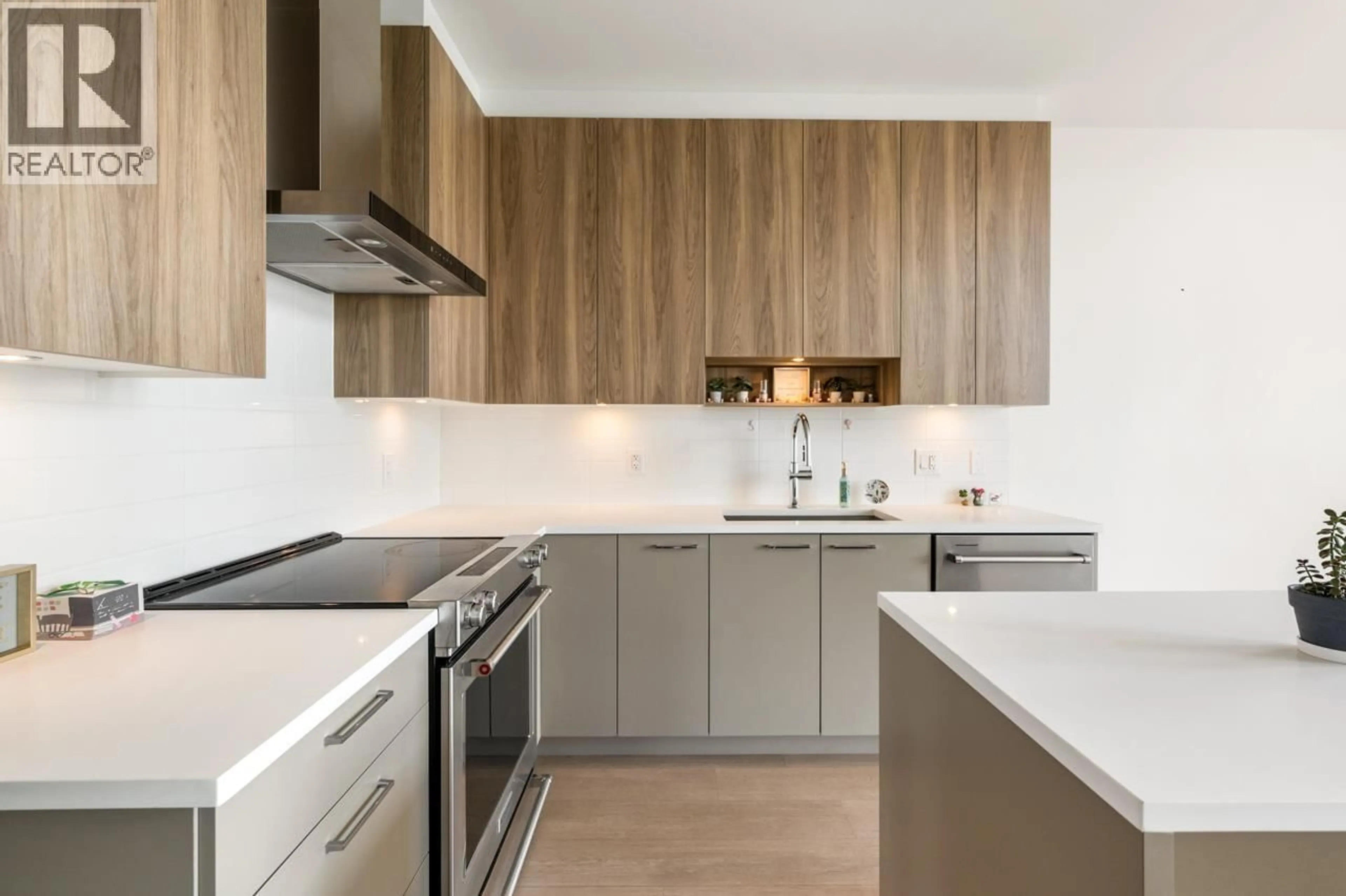 Contemporary kitchen, unknown for 614 - 7599 15TH STREET, Burnaby British Columbia V3N0H9
