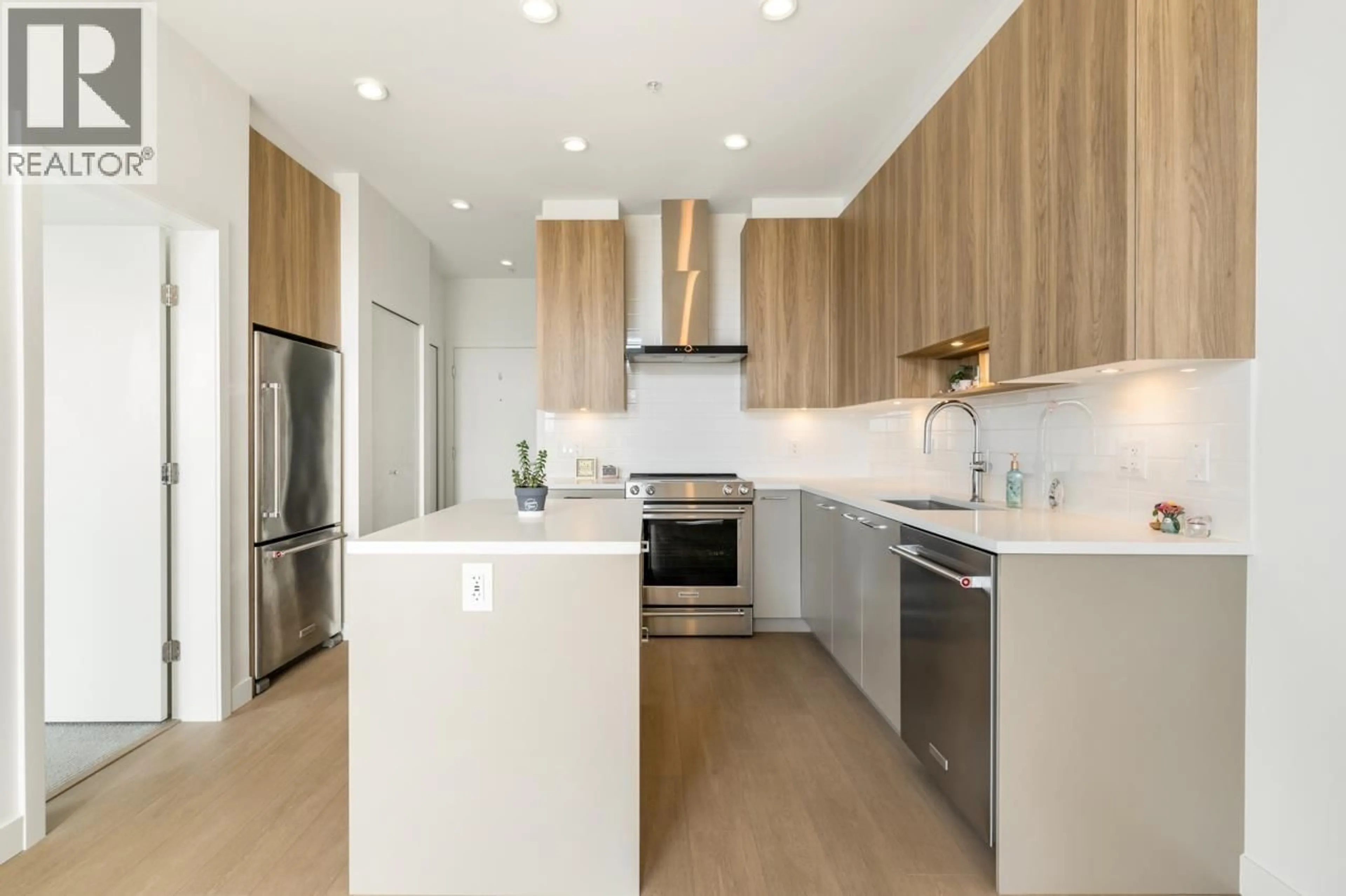 Contemporary kitchen, unknown for 614 - 7599 15TH STREET, Burnaby British Columbia V3N0H9
