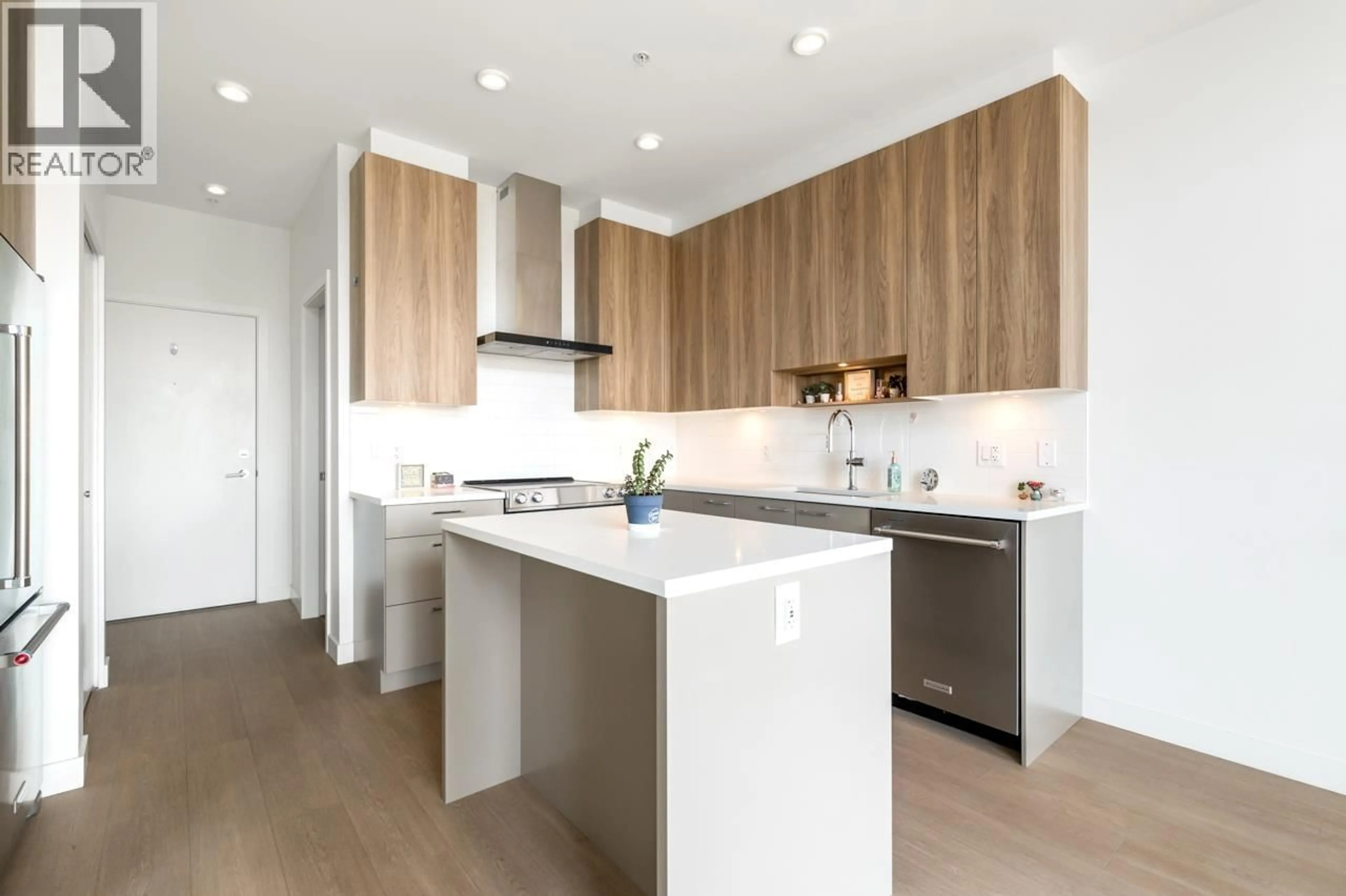 Open concept kitchen, wood/laminate floor for 614 - 7599 15TH STREET, Burnaby British Columbia V3N0H9