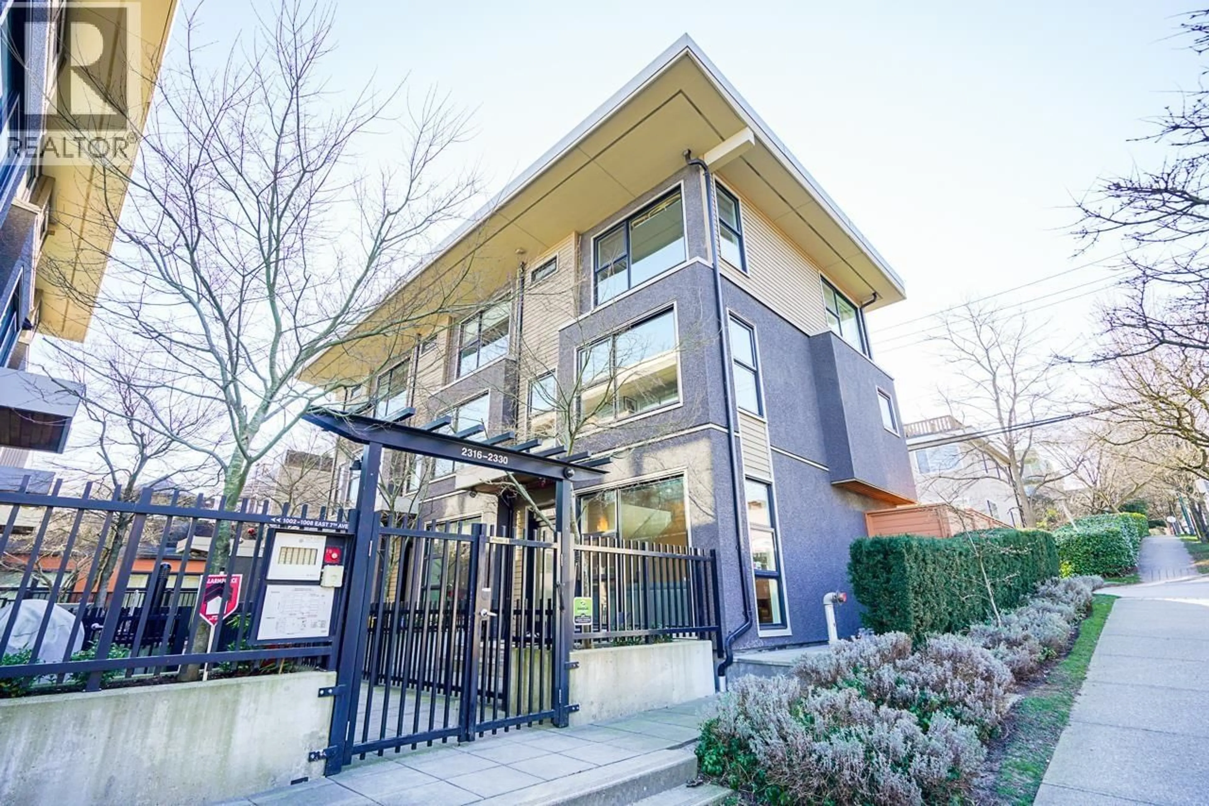 Indoor foyer for 2330 WINDSOR STREET, Vancouver British Columbia V5T3Z5