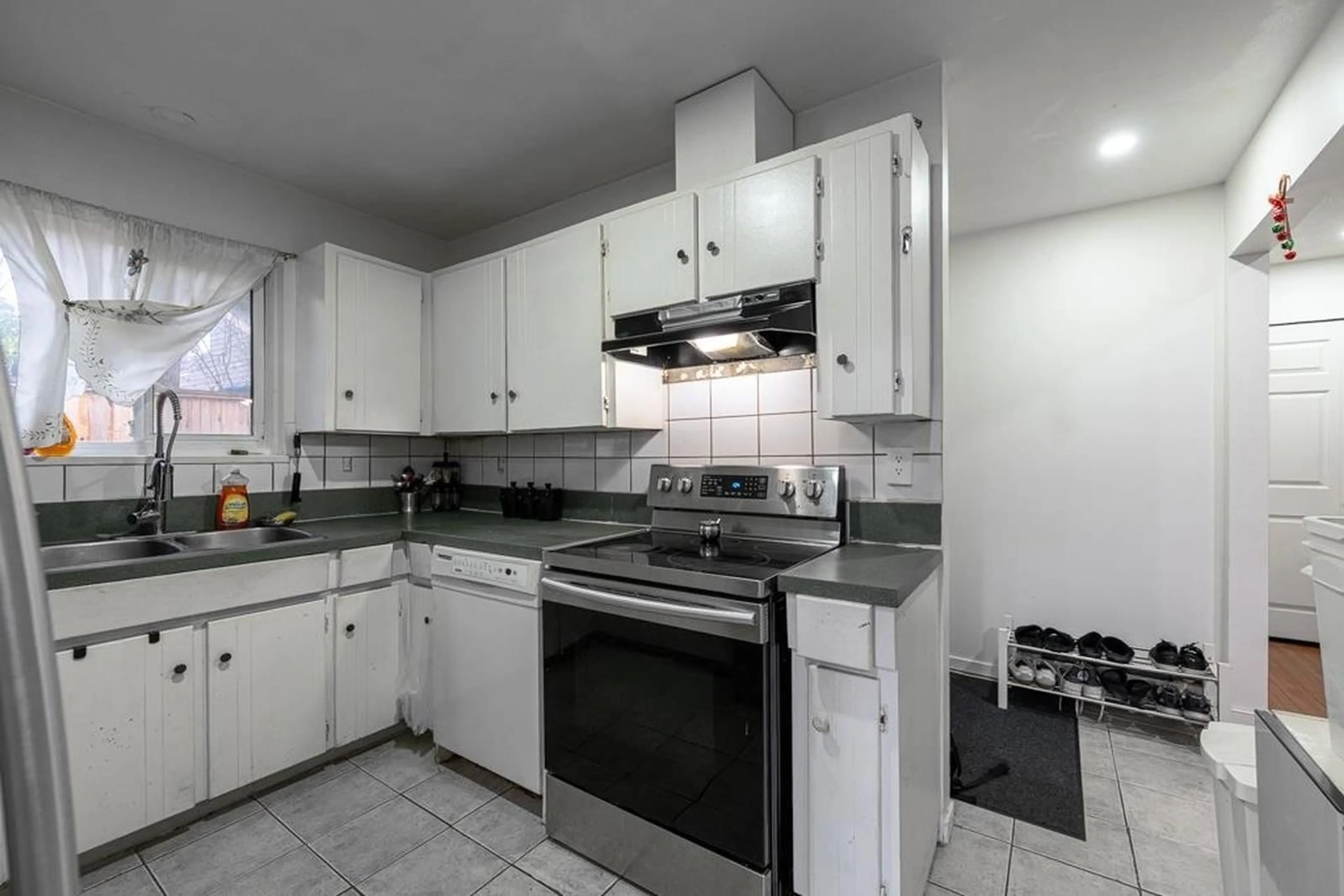 Standard kitchen, ceramic/tile floor for 7366 128A STREET, Surrey British Columbia V3W7G9