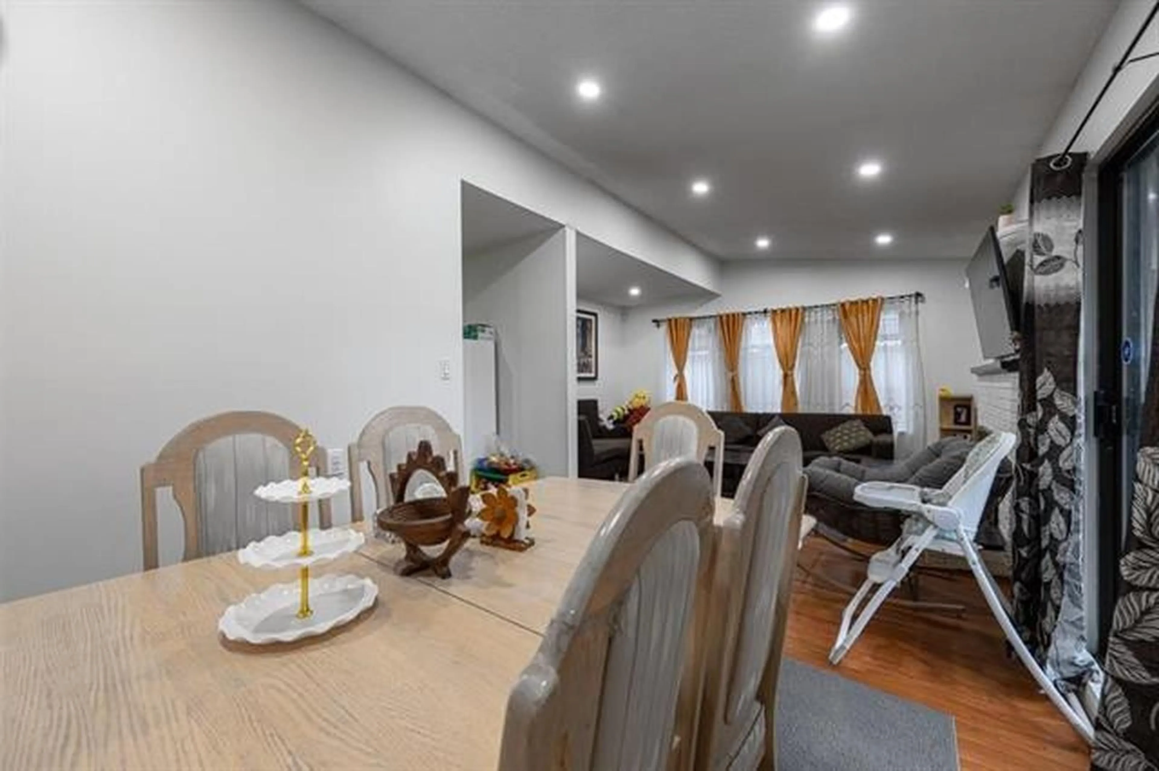 Dining room, wood/laminate floor for 7366 128A STREET, Surrey British Columbia V3W7G9